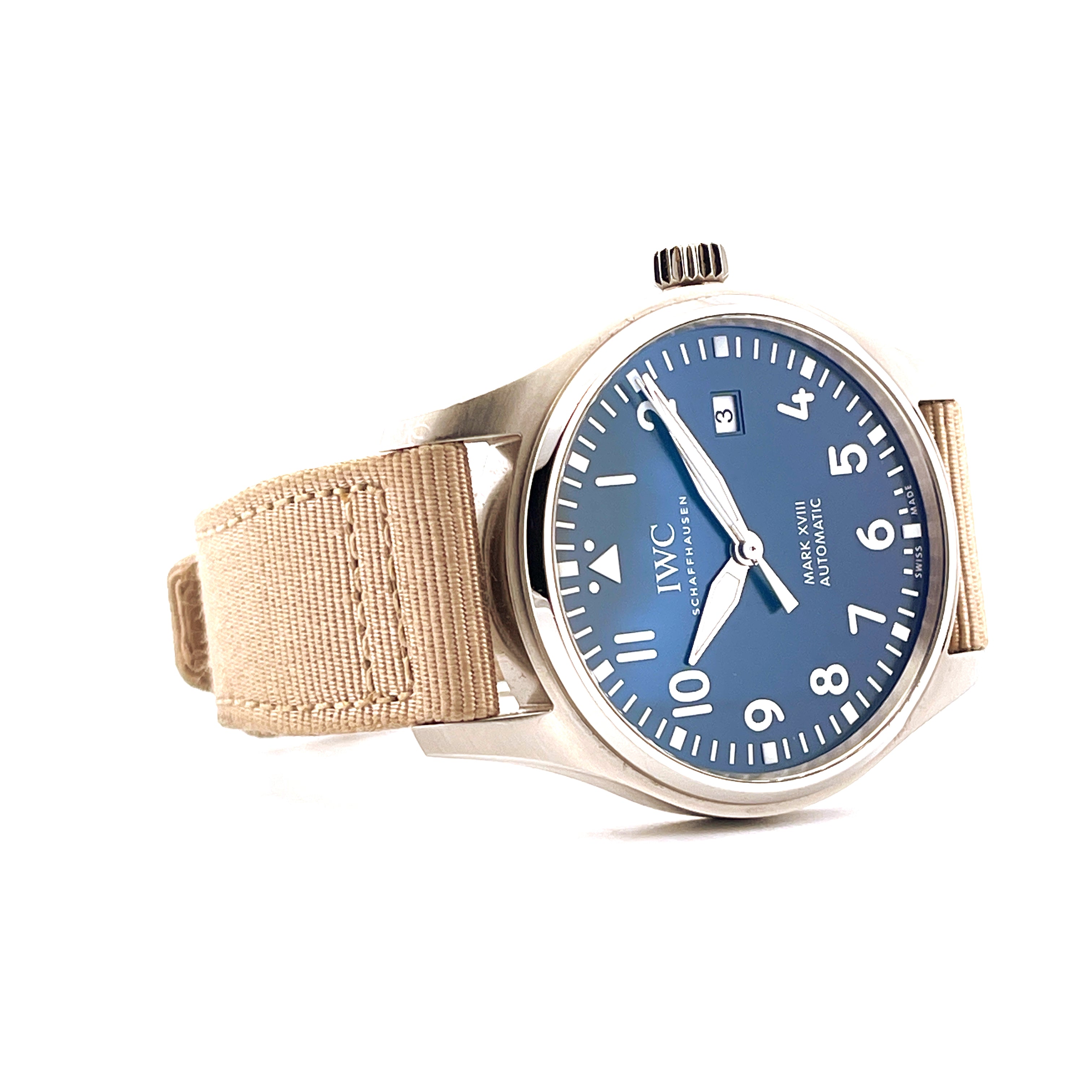 IWC Mark XVIII Le Petit Prince mit blauem Zifferblatt und beigem Textilarmband auf weißem Hintergrund