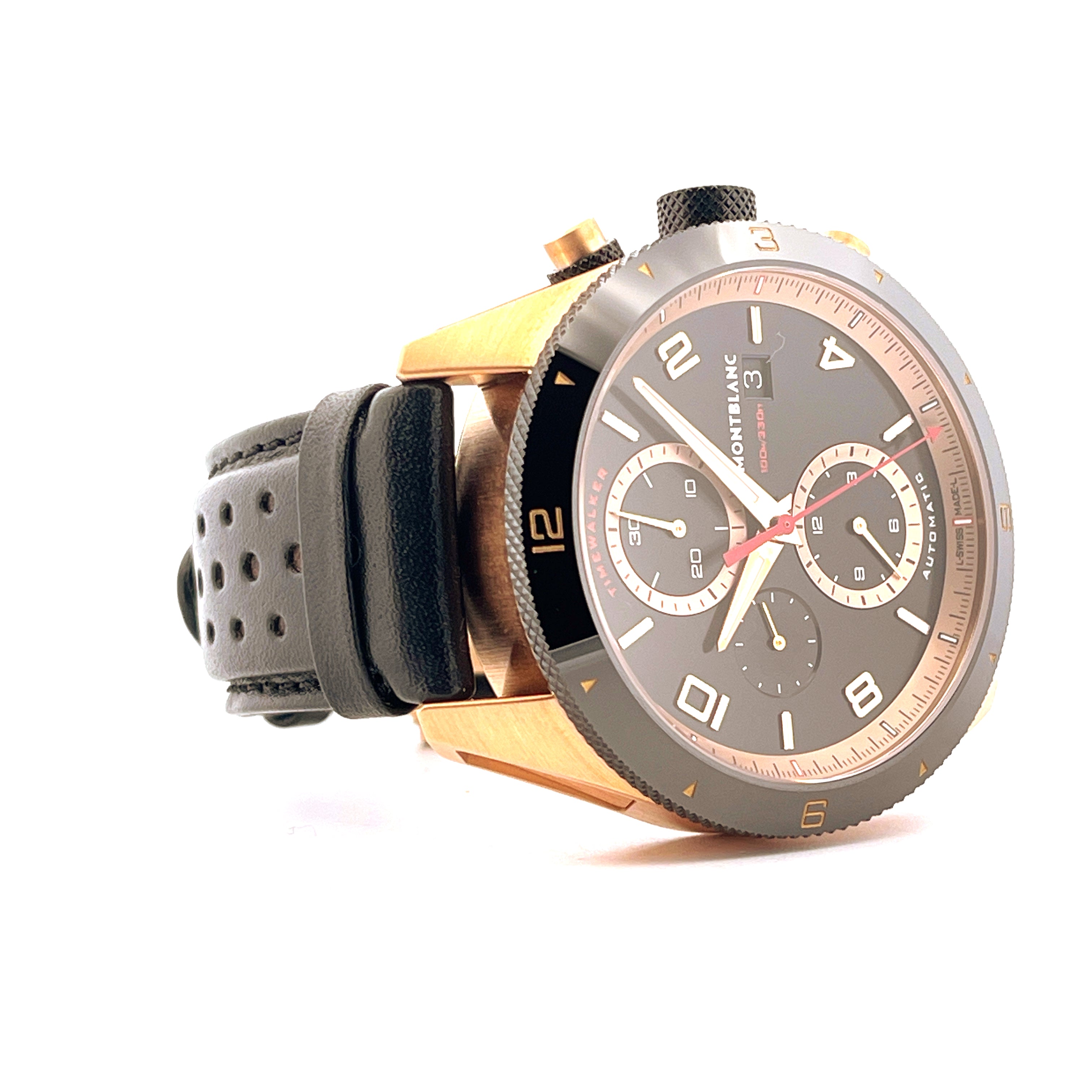 Montblanc Timewalker Chronograph aus Rotgold mit schwarzem Lederarmband im Seitenprofil auf weißem Hintergrund