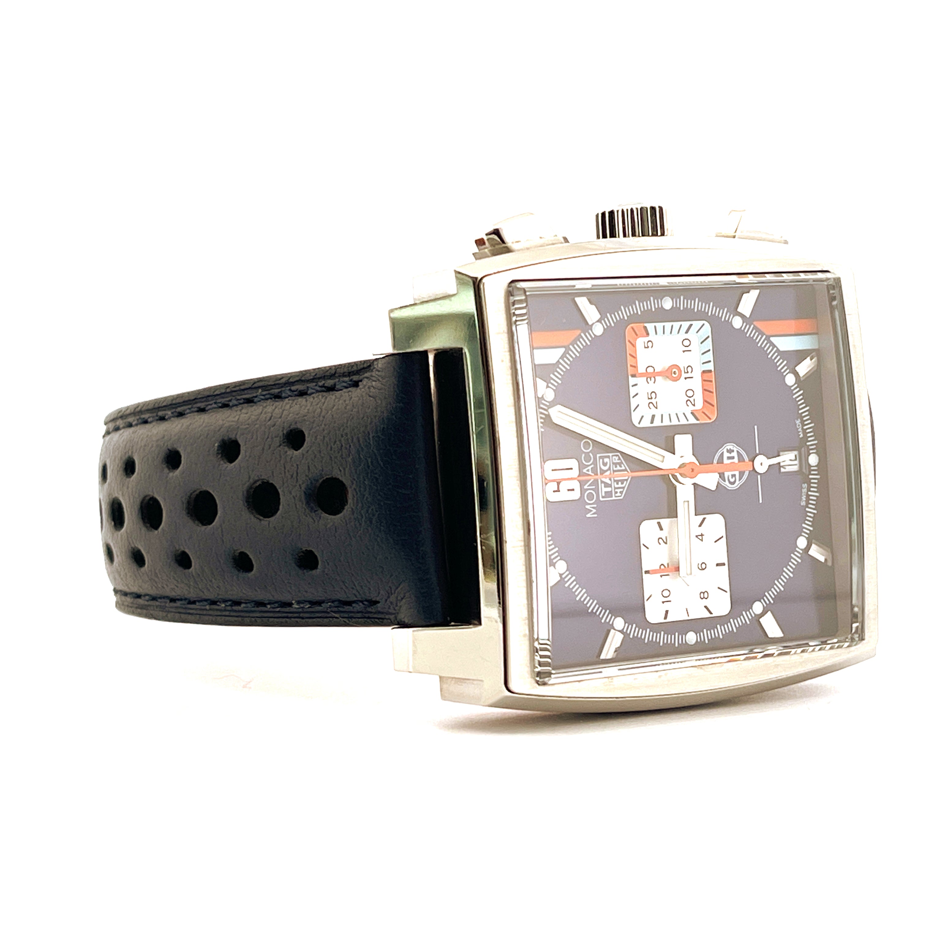 Tag Heuer Monaco Gulf Automatik-Chronograph mit dunkelblauem Armband im Seitenprofil auf weissem Hintergrund