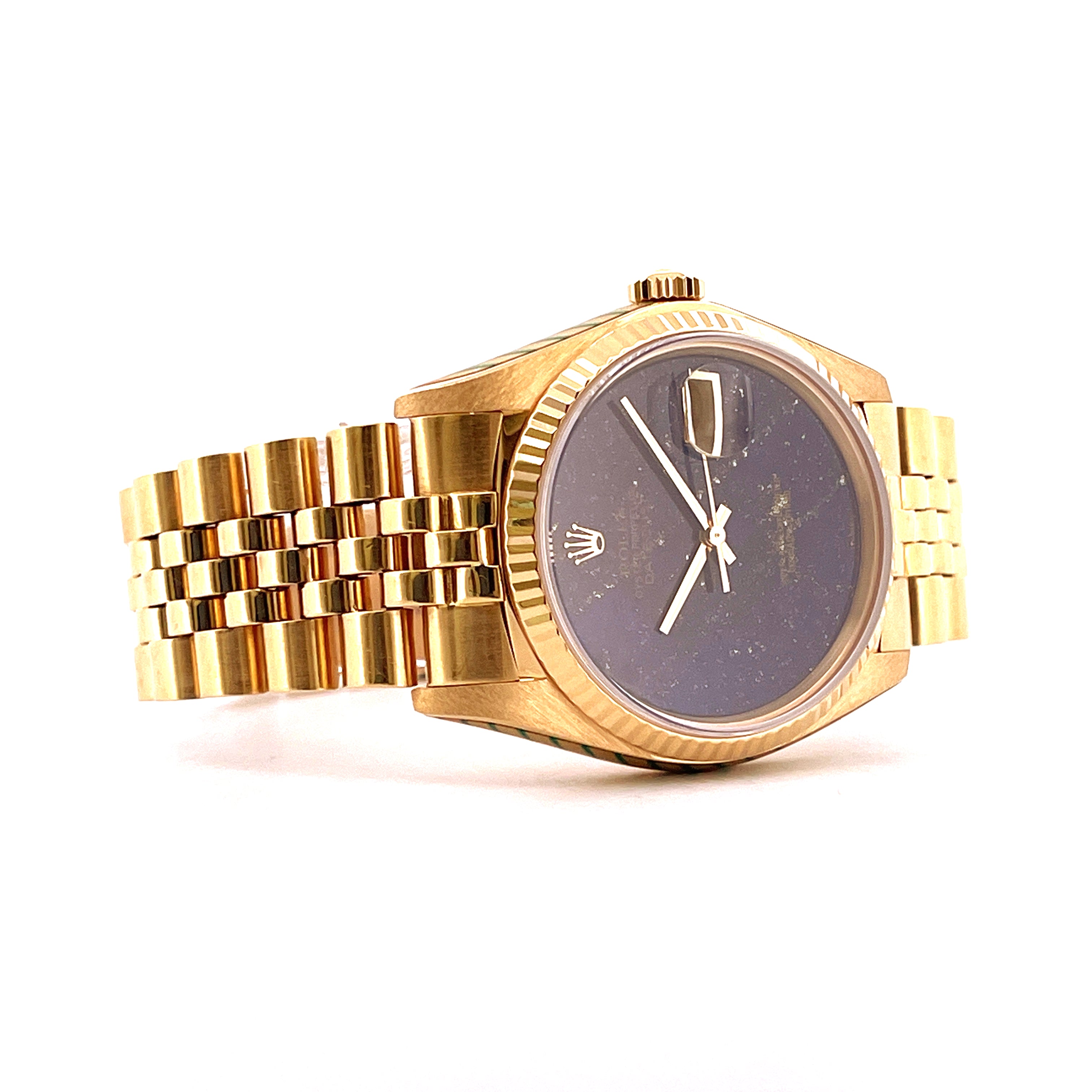 Rolex Datejust 36 Gelbgold Lapis Lazuli mit Jubilée-Armband von der Seite fotografiert