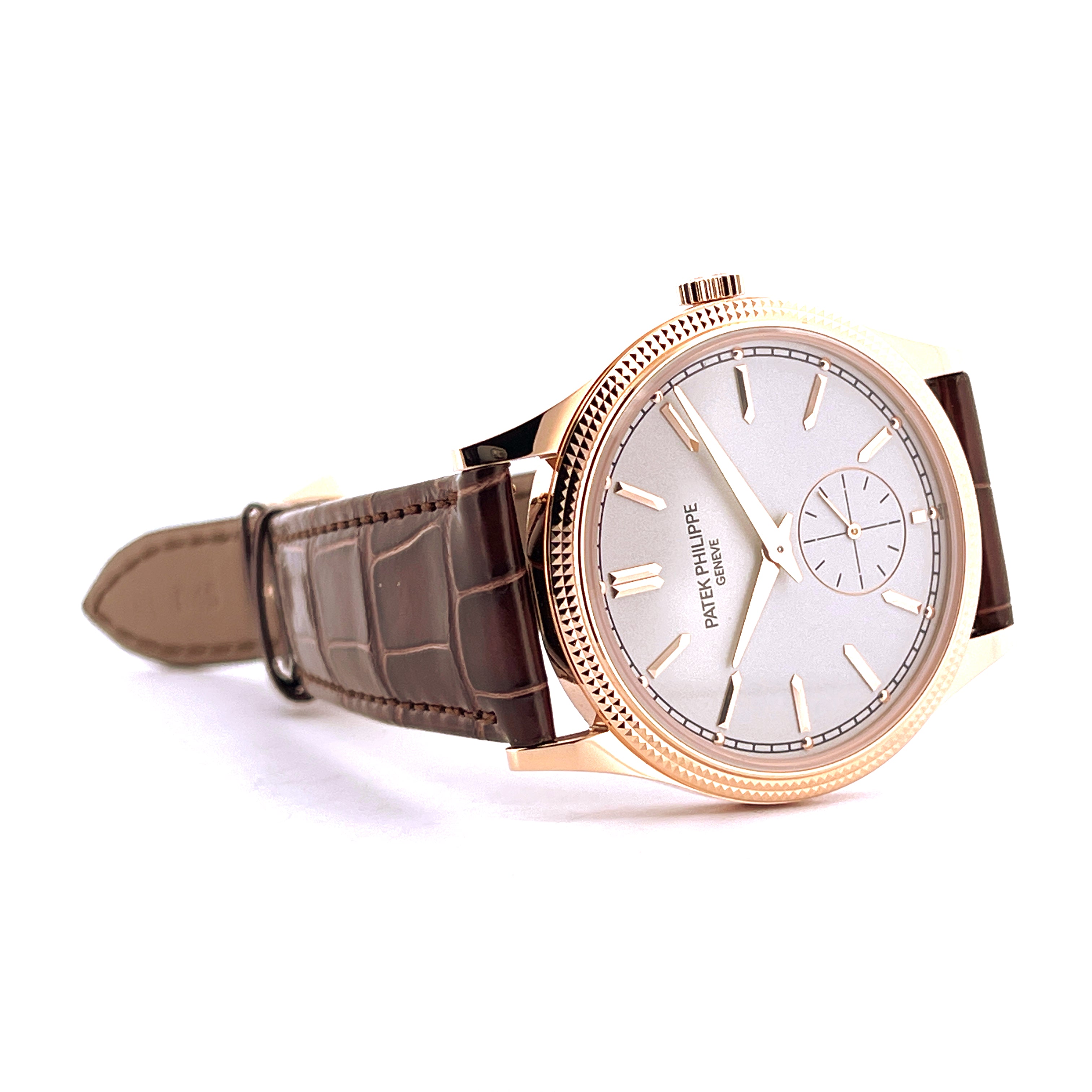 Patek Philippe Calatrava 6119R-001 im Seitenprofil mit Roségoldgehäuse und braunem Lederarmband