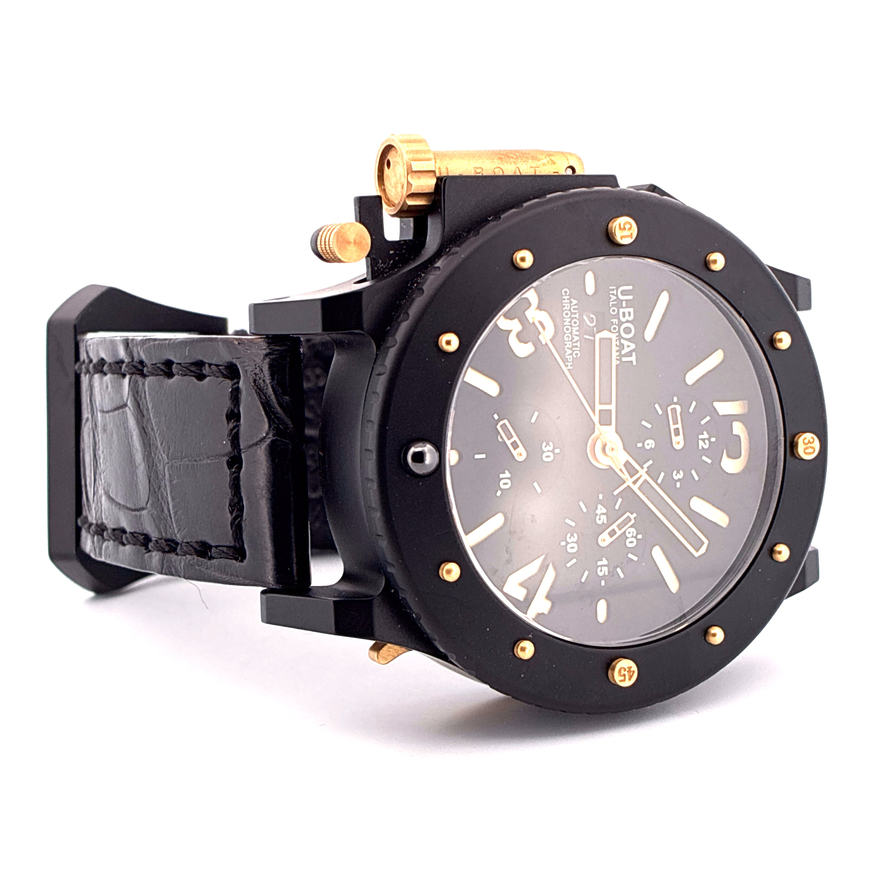 U-Boat U-42 im Detail, schwarzes Titan-Gehäuse, schwarzes Lederarmband mit Krokoprägung, goldene Zierelemente