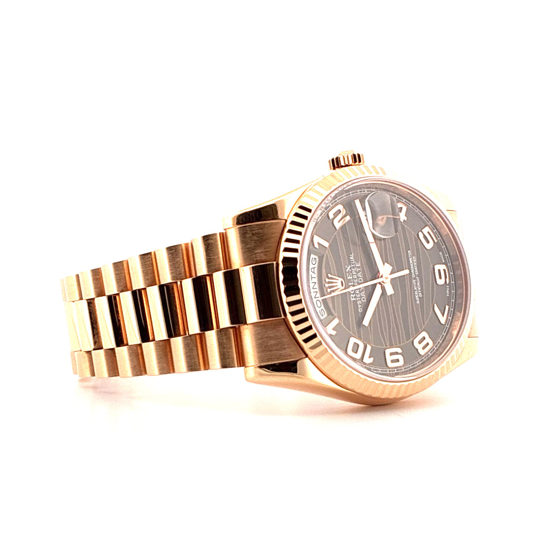 Rolex Day-Date 36 Everose mit Wave Dial von der Seite in Roségold