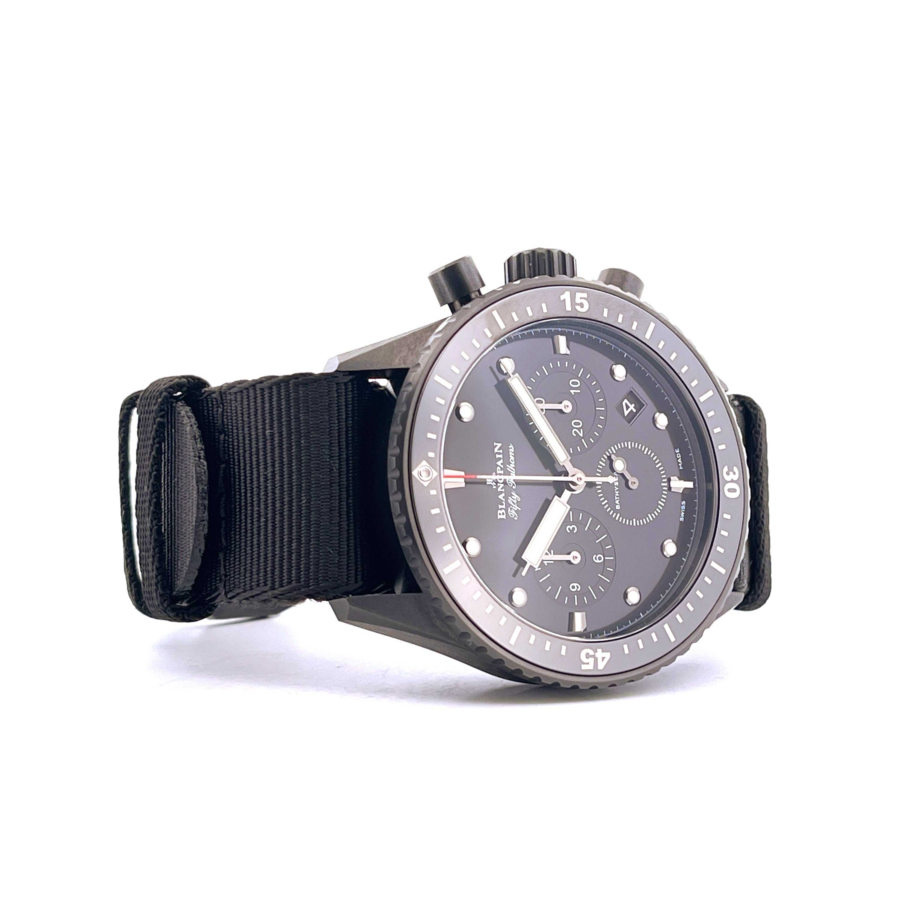 Blancpain Fifty Fathoms Bathyscaphe Flyback Keramik mit schwarzem Textilband in Seitenansicht auf weißem Hintergrund