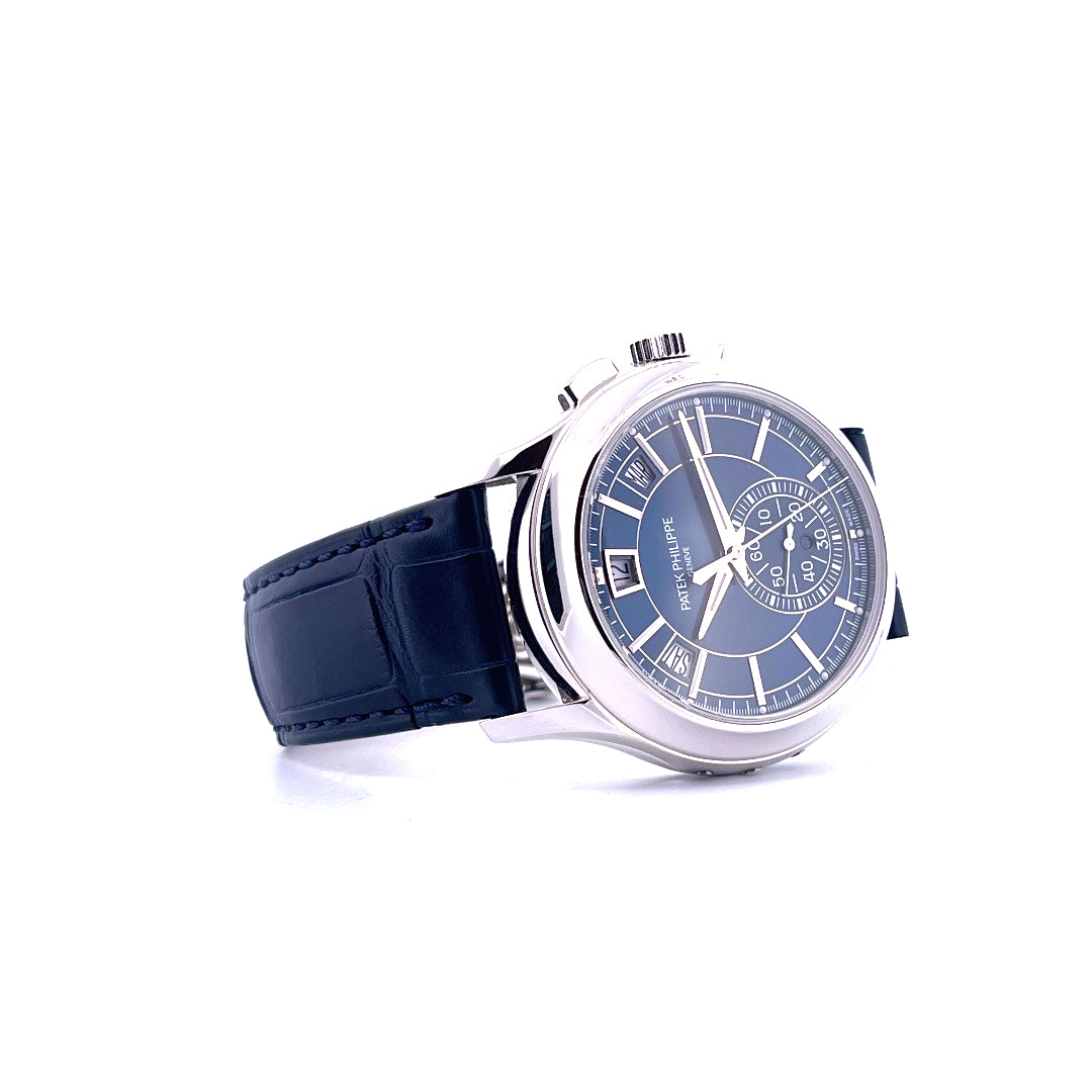 Patek Philippe Annual Calendar Chronograph, Schrägansicht mit Zifferblatt, Krone und Drückern vor weißem Hintergrund