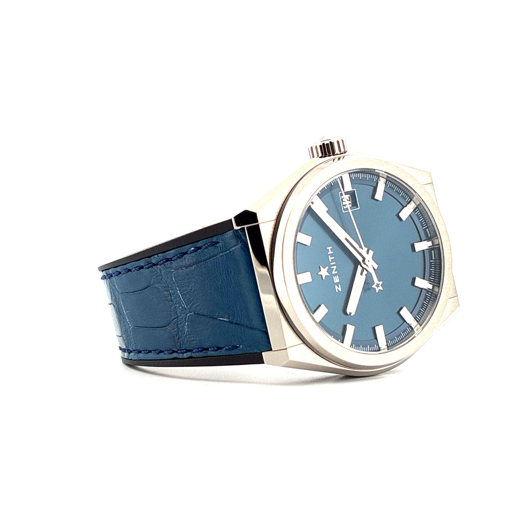 Zenith Defy Classic Titan mit blauem Zifferblatt und blauem Krokoarmband, leichte Seitenansicht