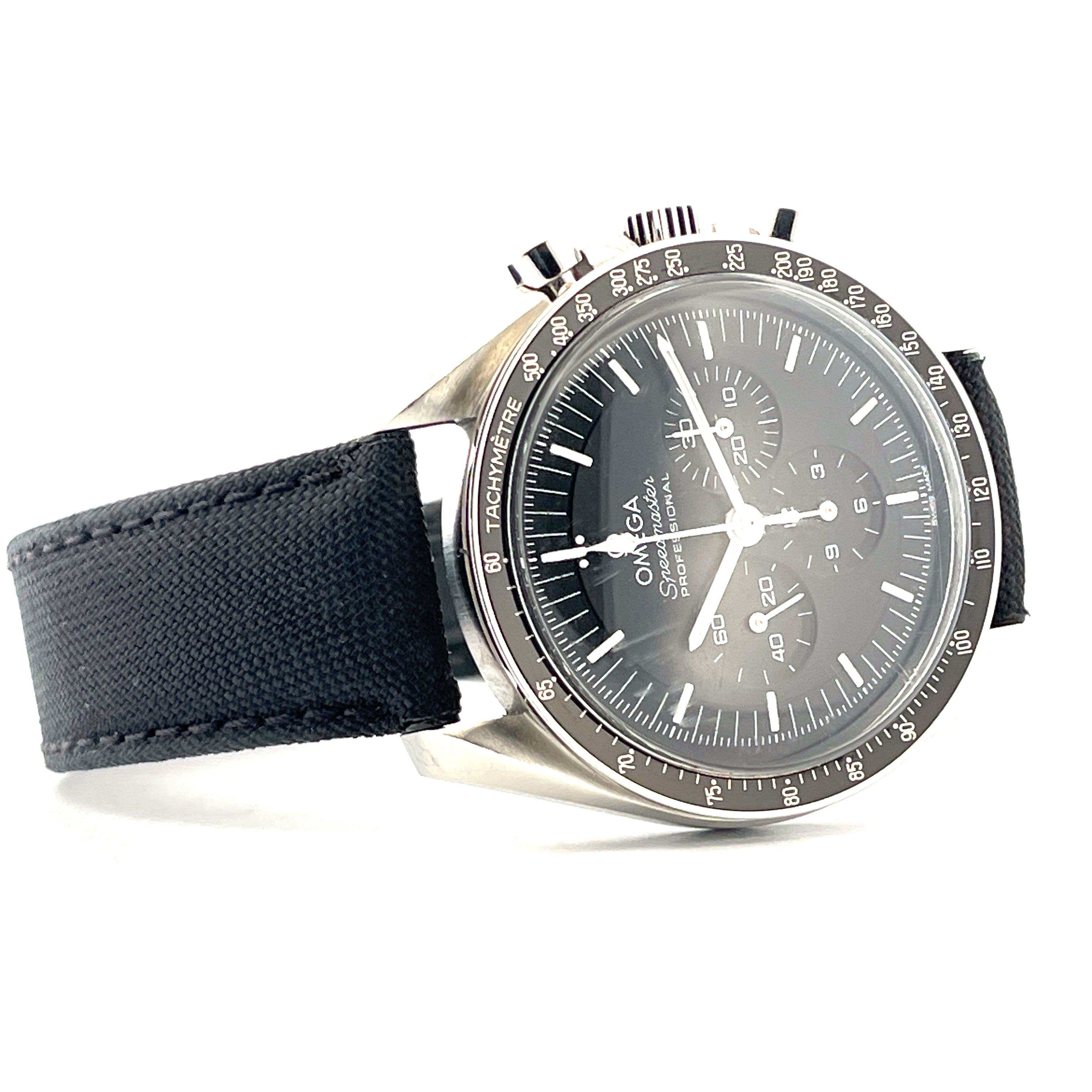 Omega Speedmaster Moonwatch Hesalit Nylon 2021 im Profil auf weißem Hintergrund