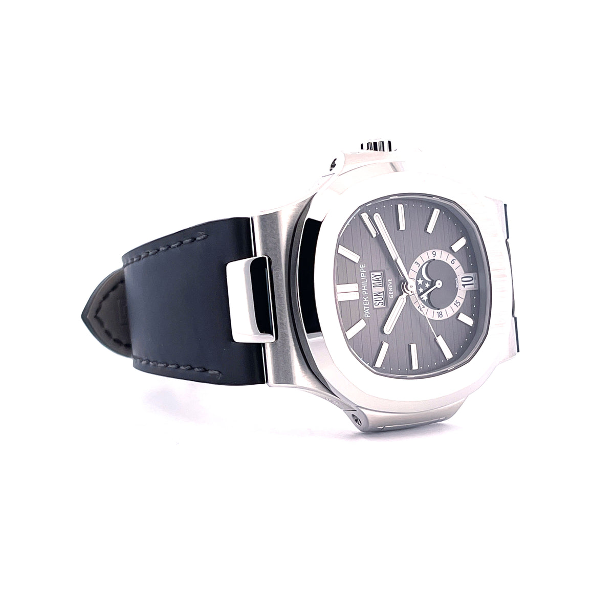 Patek Philippe Nautilus Annual Calendar 5726A-001 / premium Condition / Full Set / second Strap / Germany / 2025, Schrägansicht mit Zifferblatt, Krone und Armband vor weißem Hintergrund