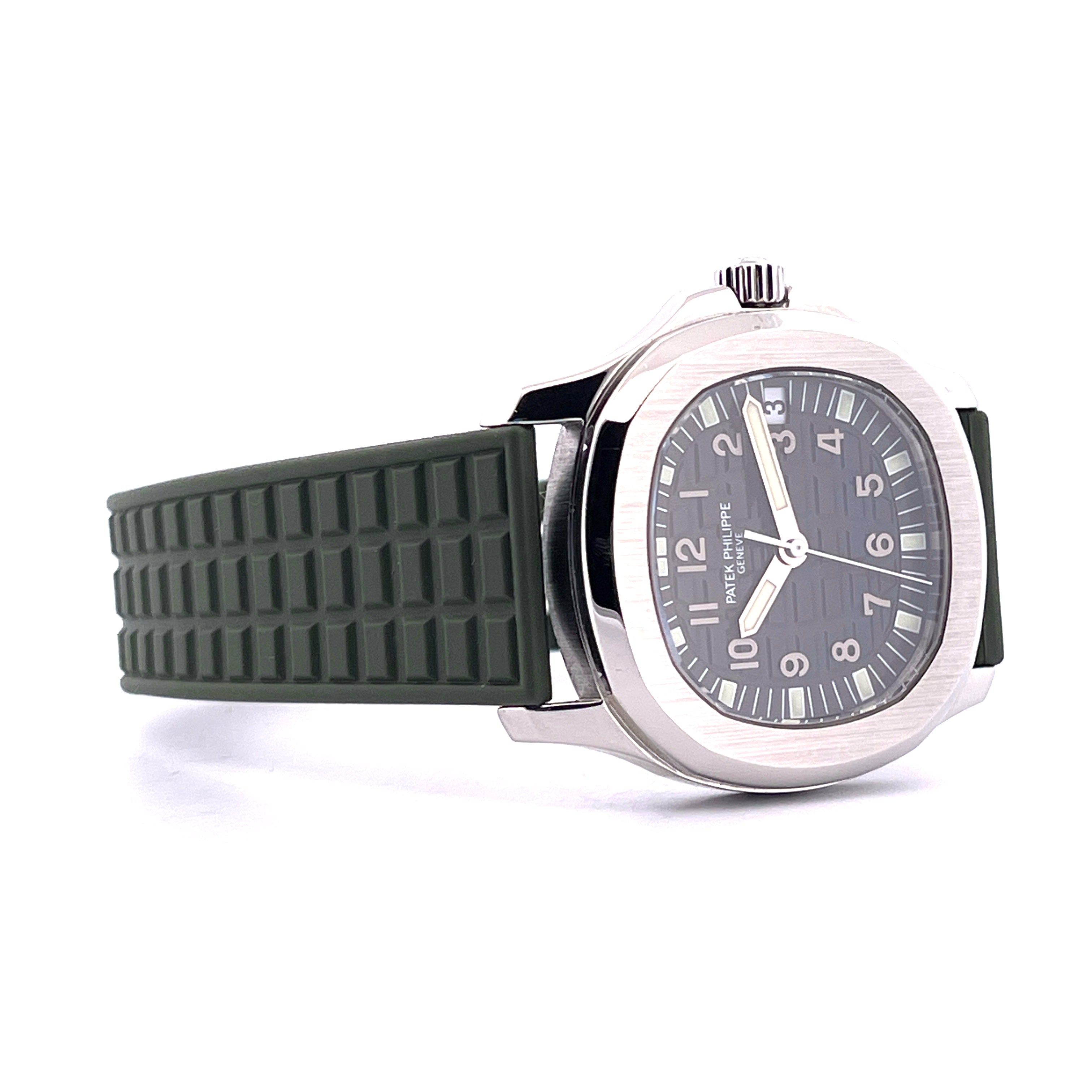 Patek Philippe Aquanaut 38mm mit dunklem Zifferblatt und dunklem Kautschukband in Seitenansicht auf weissem Hintergrund