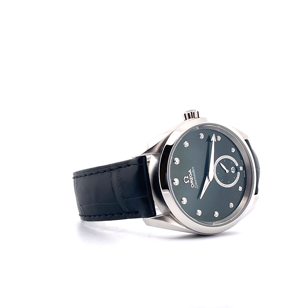 Omega Seamaster Aqua Terra 38mm aus Stahl mit schwarzem Lederarmband im Profil auf weißem Hintergrund