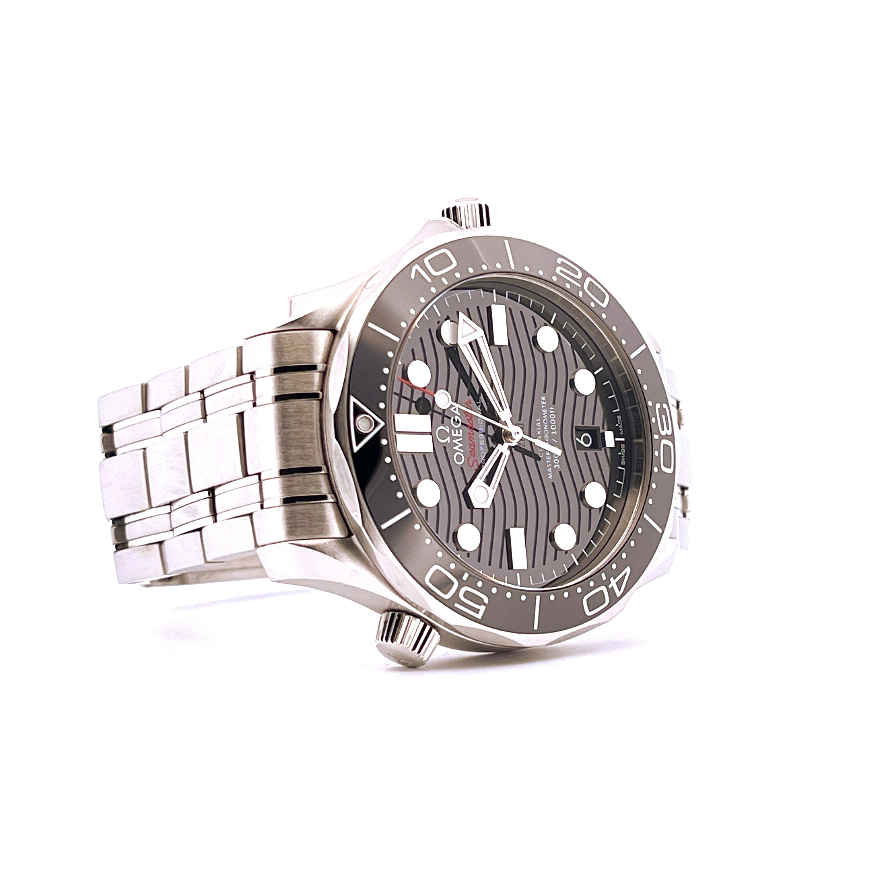 Omega Seamaster Diver 300 M Edelstahl mit grauem Zifferblatt und Stahlband aus der Perspektive von vorne links