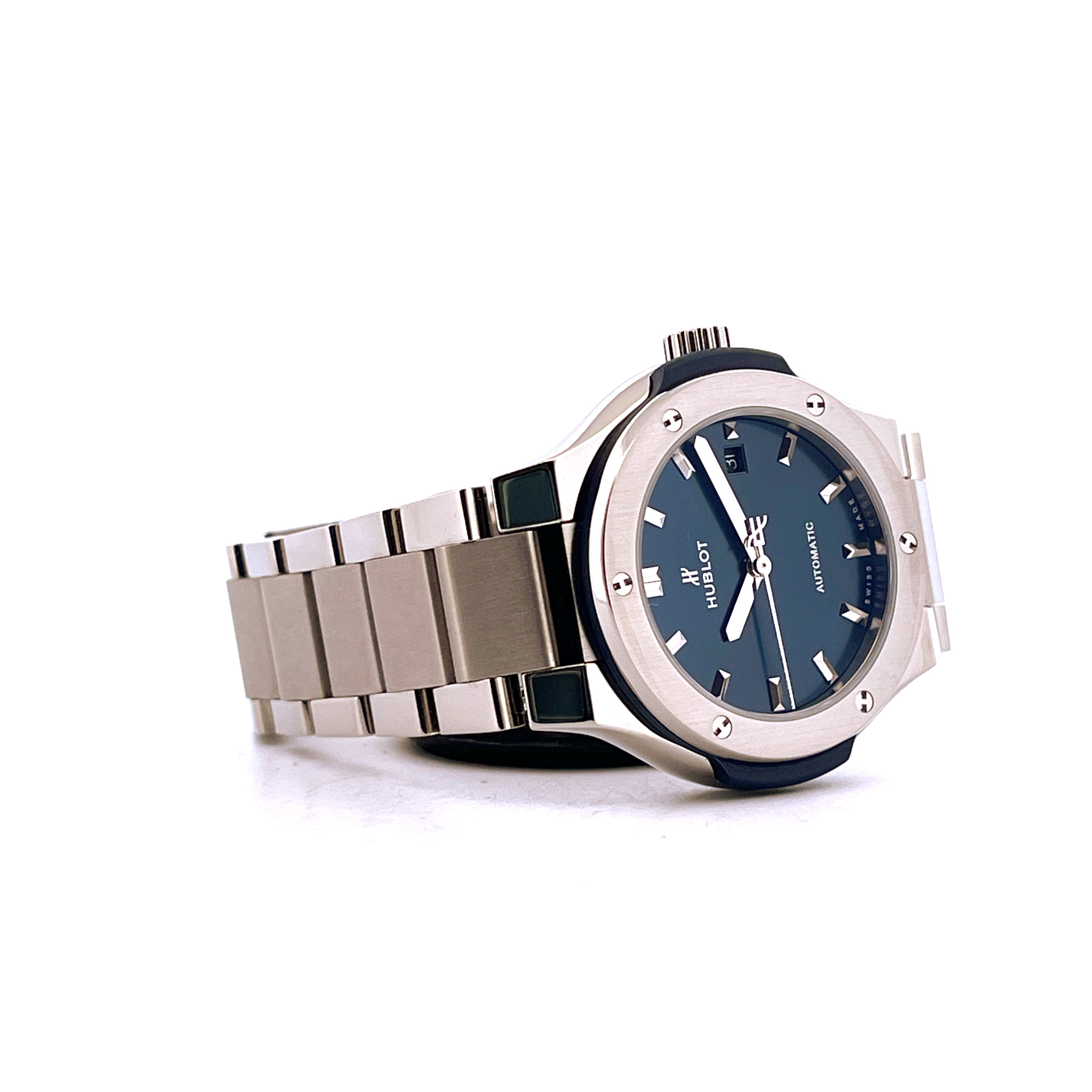 Hublot Classic Fusion 33mm Automatic Titan mit blauem Zifferblatt und Metallarmband, Seitenansicht