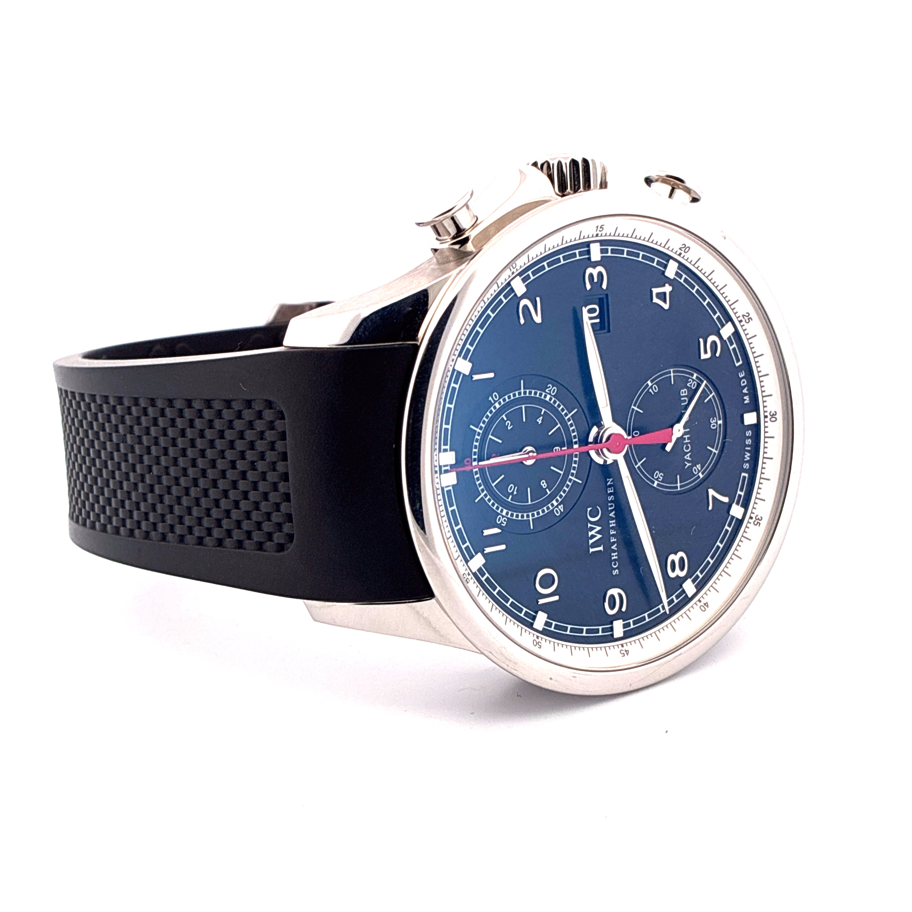 IWC Portuguese Yacht Club Chronograph mit blauem Zifferblatt und schwarzem Band auf weißem Hintergrund