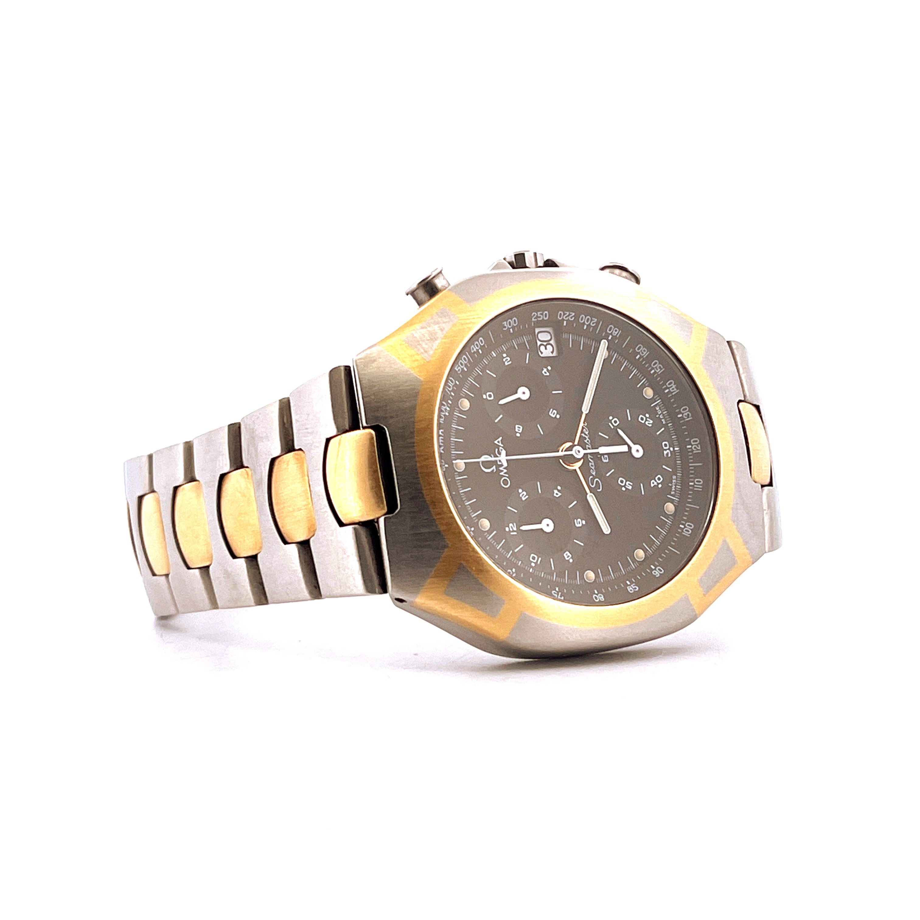 Omega Seamaster Polaris Chronograph im Detailaufnahme von links mit goldfarbenen Akzenten