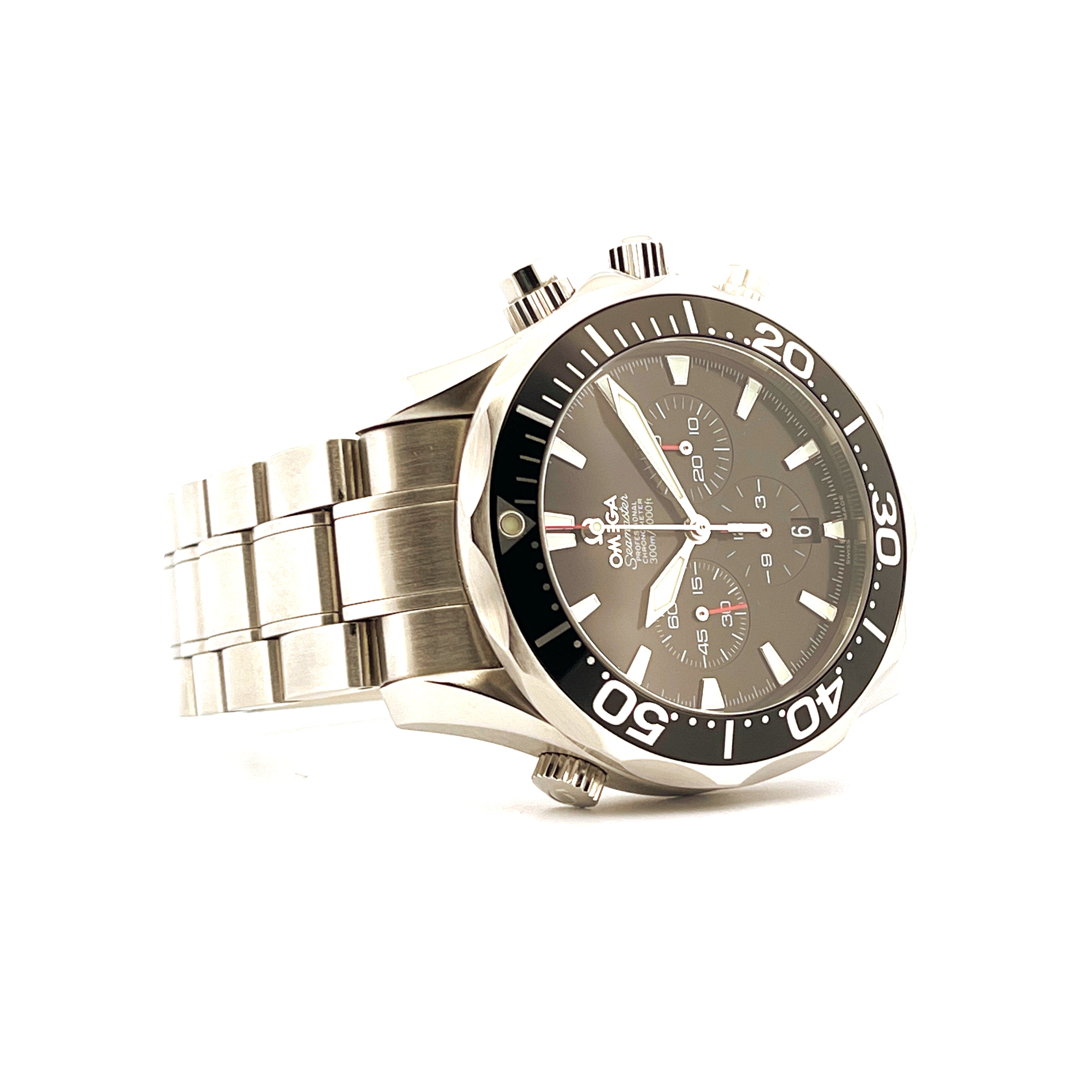 Omega Seamaster Chrono 41,5 Stahl Automatik mit grauem Zifferblatt und schwarzer Lünette von der Seite auf weißem Hintergrund