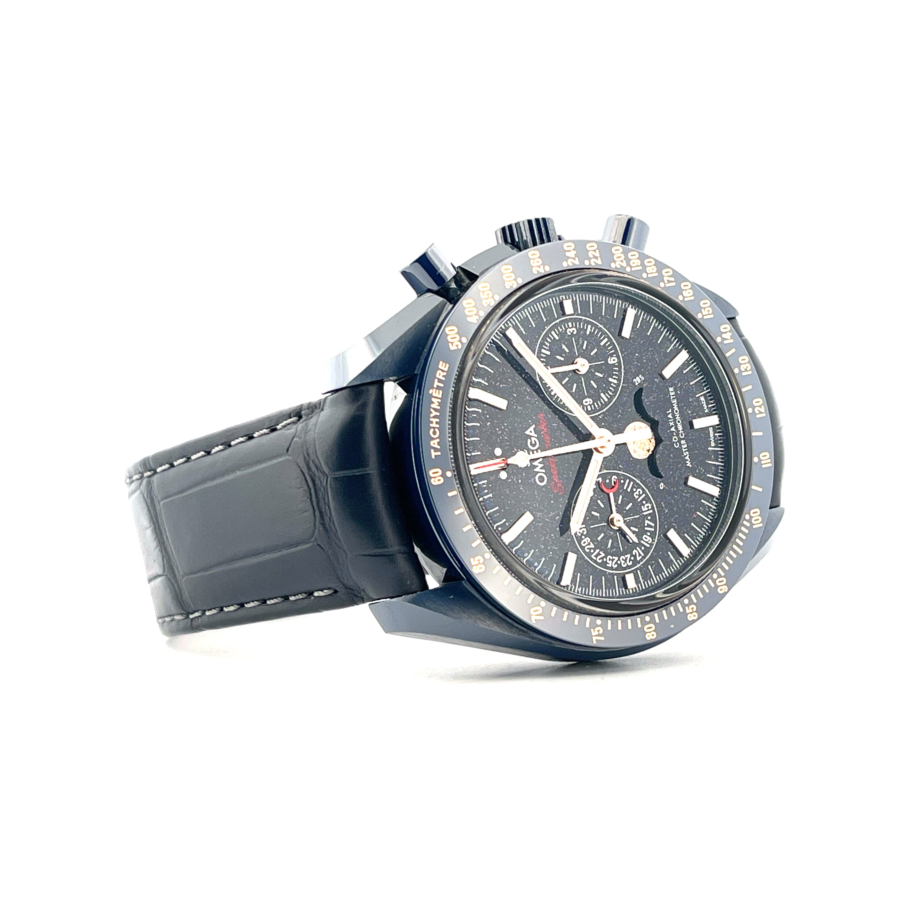 Omega Speedmaster Moonwatch Mondphase Keramik blaue Uhr mit Lederarmband und Chronographenanzeige auf weißem Hintergrund