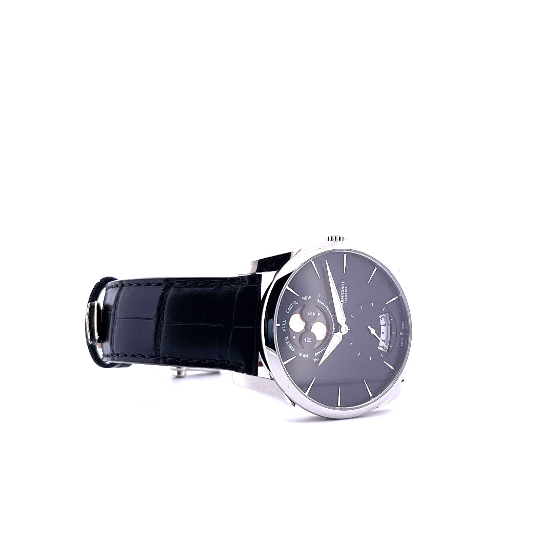 Parmigiani Tonda 1950 Lune, Schrägansicht mit Zifferblatt, Krone und Armband vor weißem Hintergrund