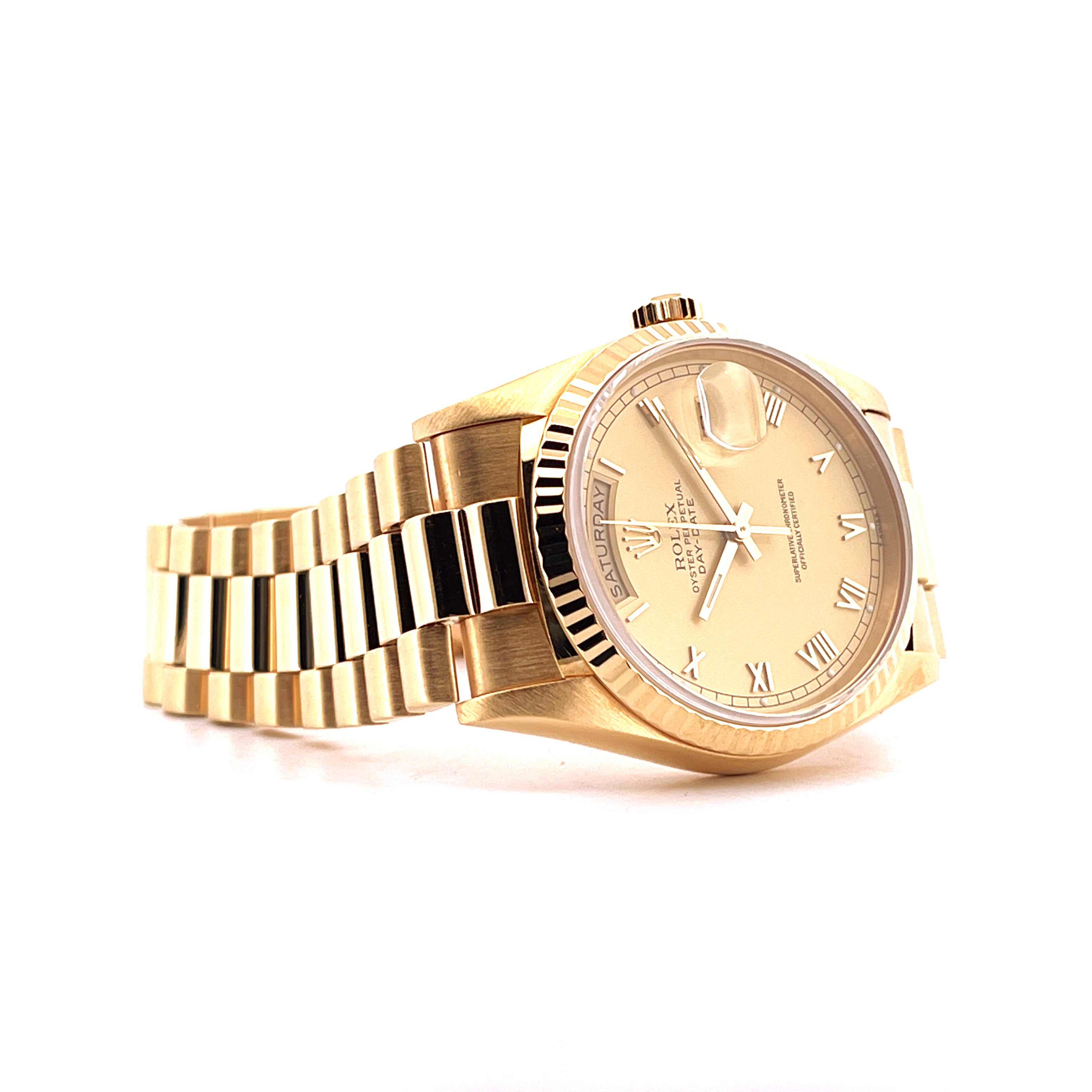 Rolex Day-Date 36 aus Gelbgold im seitlichen Blick auf weißem Hintergrund mit römischen Ziffern und Datumsanzeige