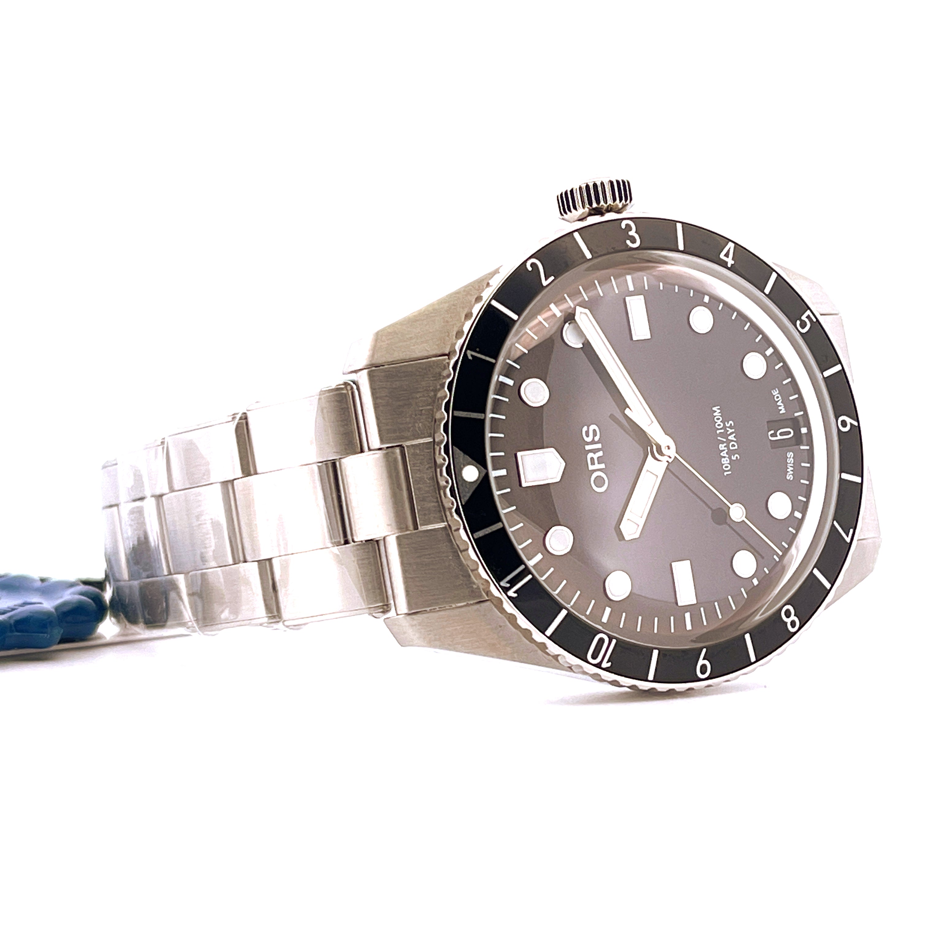 Oris Divers Sixty-five 12h Calibre 400 im Profil mit grauem Zifferblatt und Edelstahlarmband