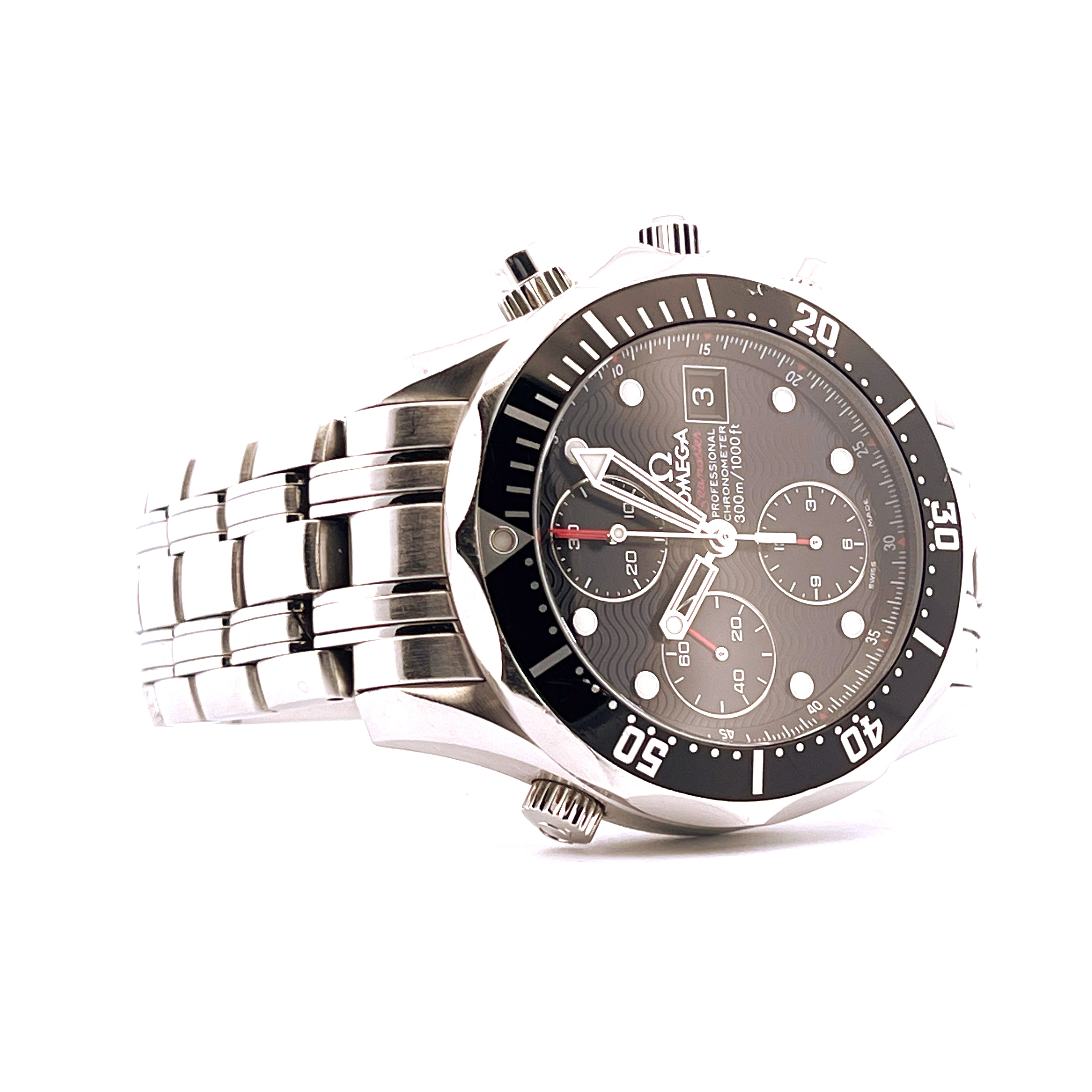 Omega Seamaster Diver Chronograph Edelstahl Automatik auf weissem Hintergrund mit seitlicher Ansicht auf Armband und Zifferblatt mit 3 Totalisatoren