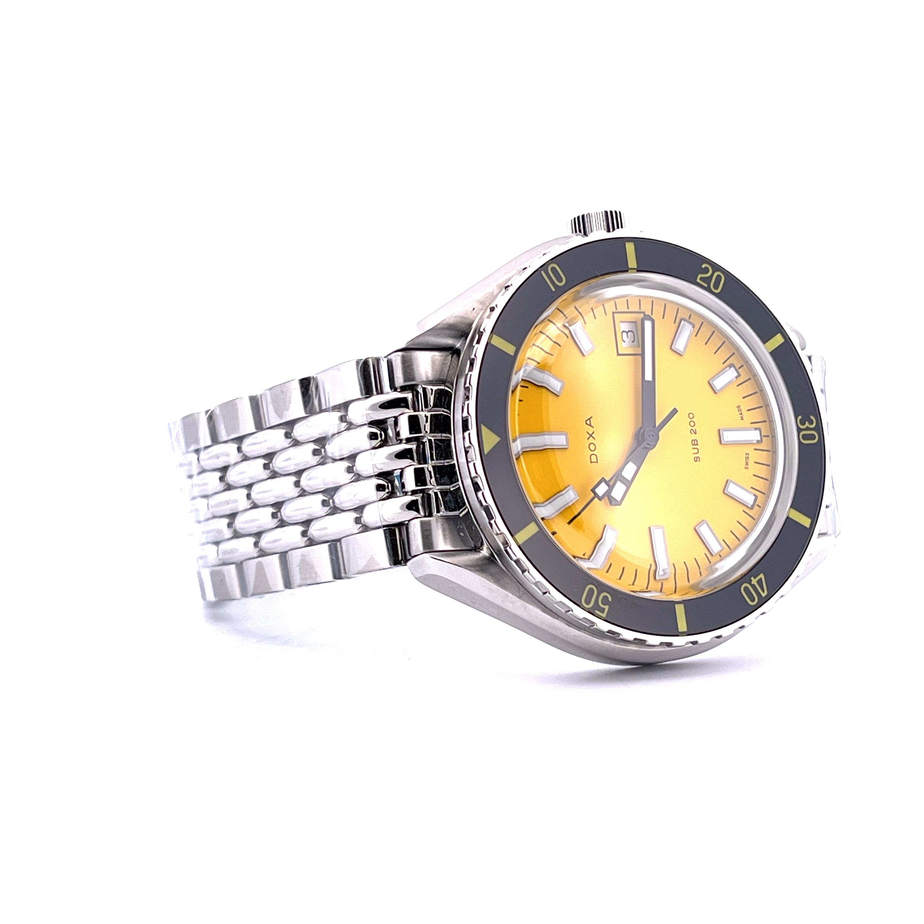 Eine Doxa Sub 200 Divingstar Yellow Uhr im schrägen Fokus mit silbernem Armband und gelbem Zifferblatt auf weißem Hintergrund