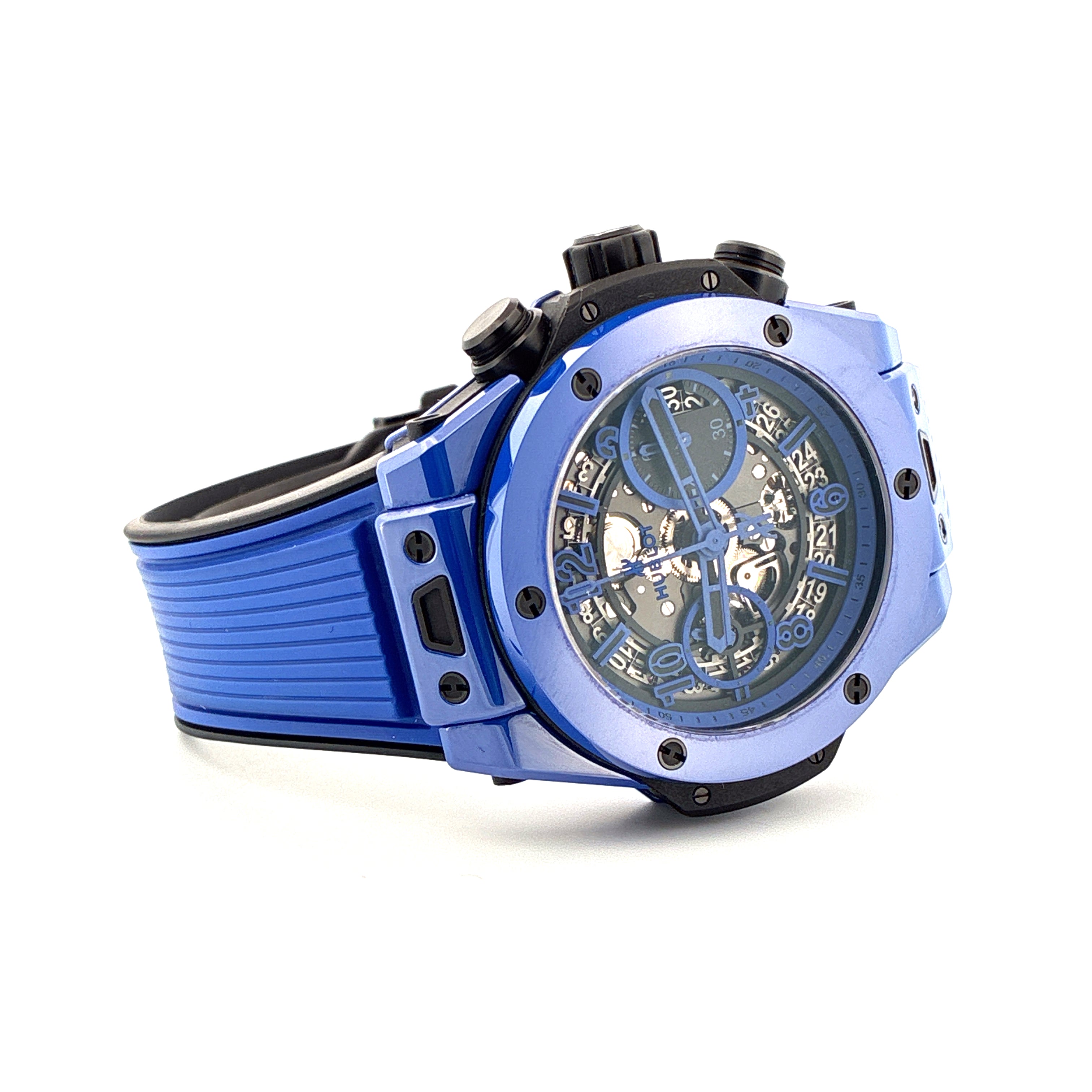 Hublot Big Bang Unico Blue Magic mit skelettiertem Zifferblatt und blauem Kautschukband aus Keramik auf weißem Hintergrund