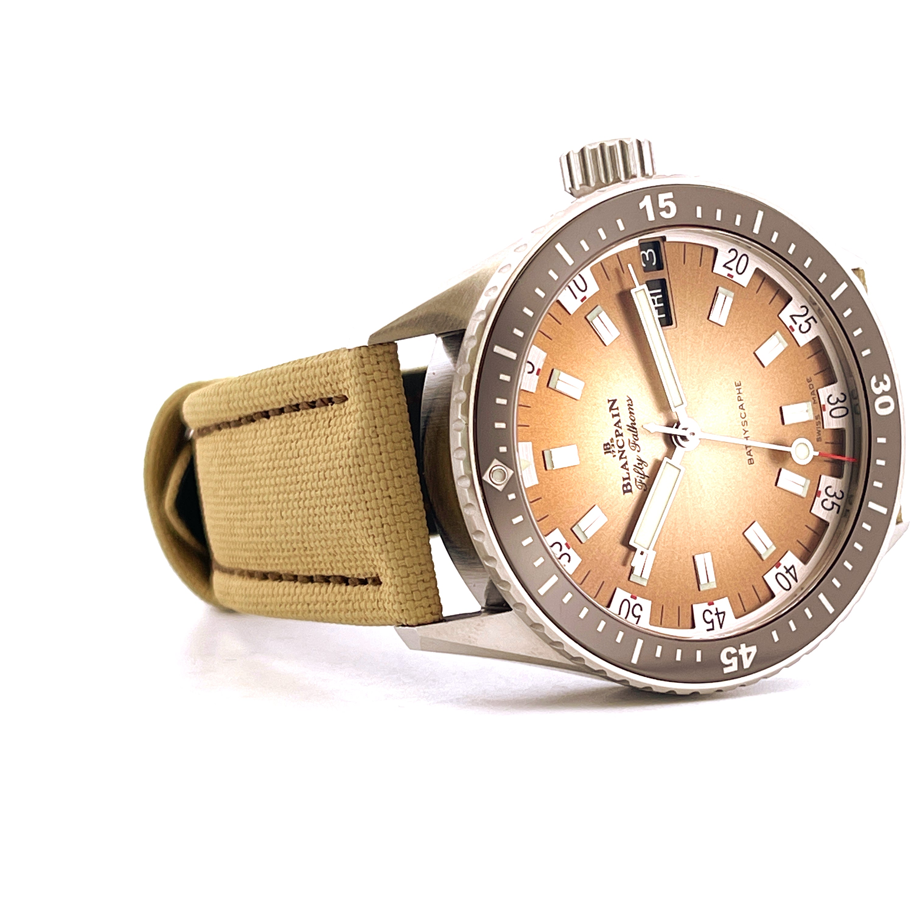 Blancpain Fifty Fathoms Bathyscaphe Day Date Desert Limited Edition Uhr im Seitenprofil mit sandfarbenem Stoffarmband