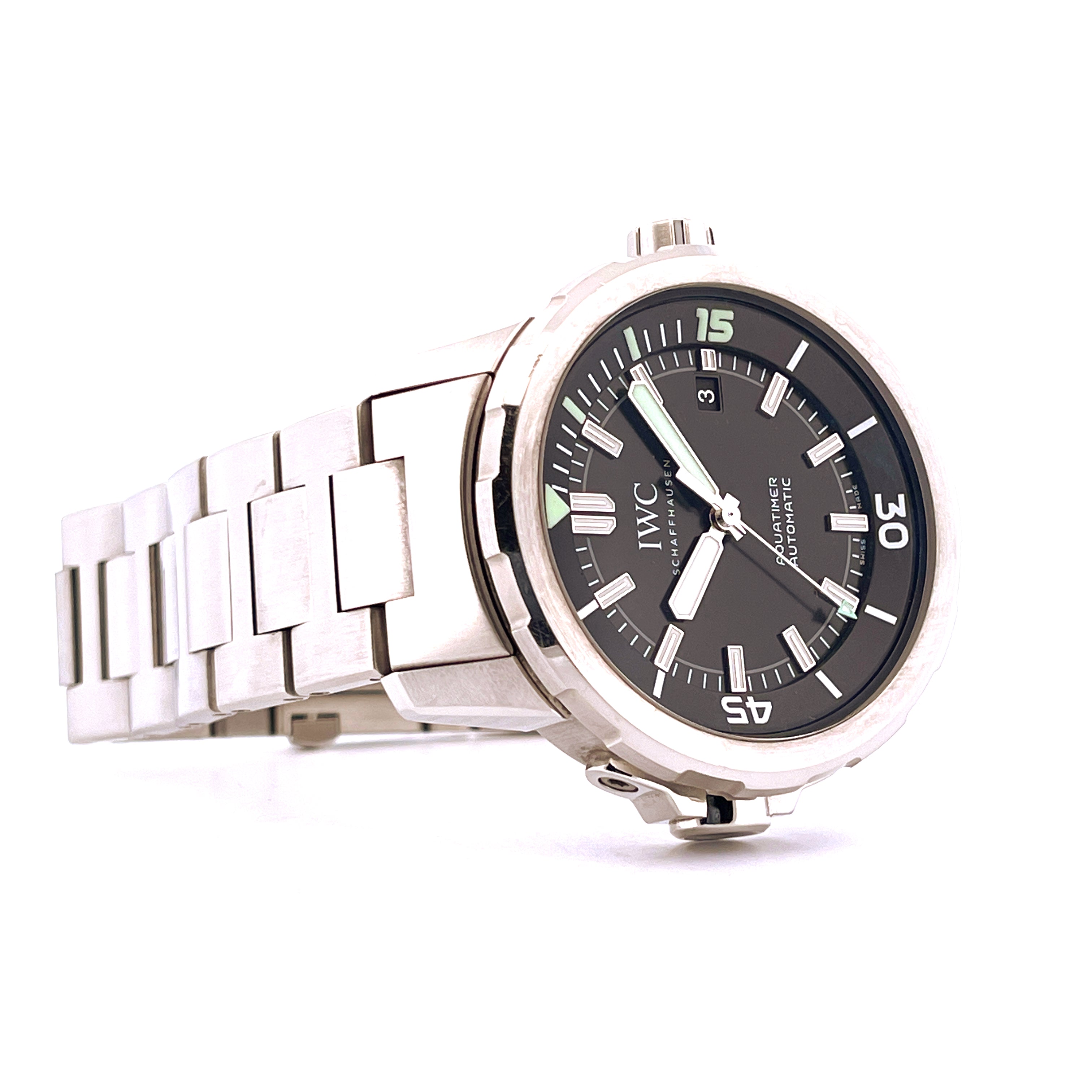 IWC Aquatimer Automatic Edelstahl mit schwarzem Zifferblatt auf weißem Hintergrund