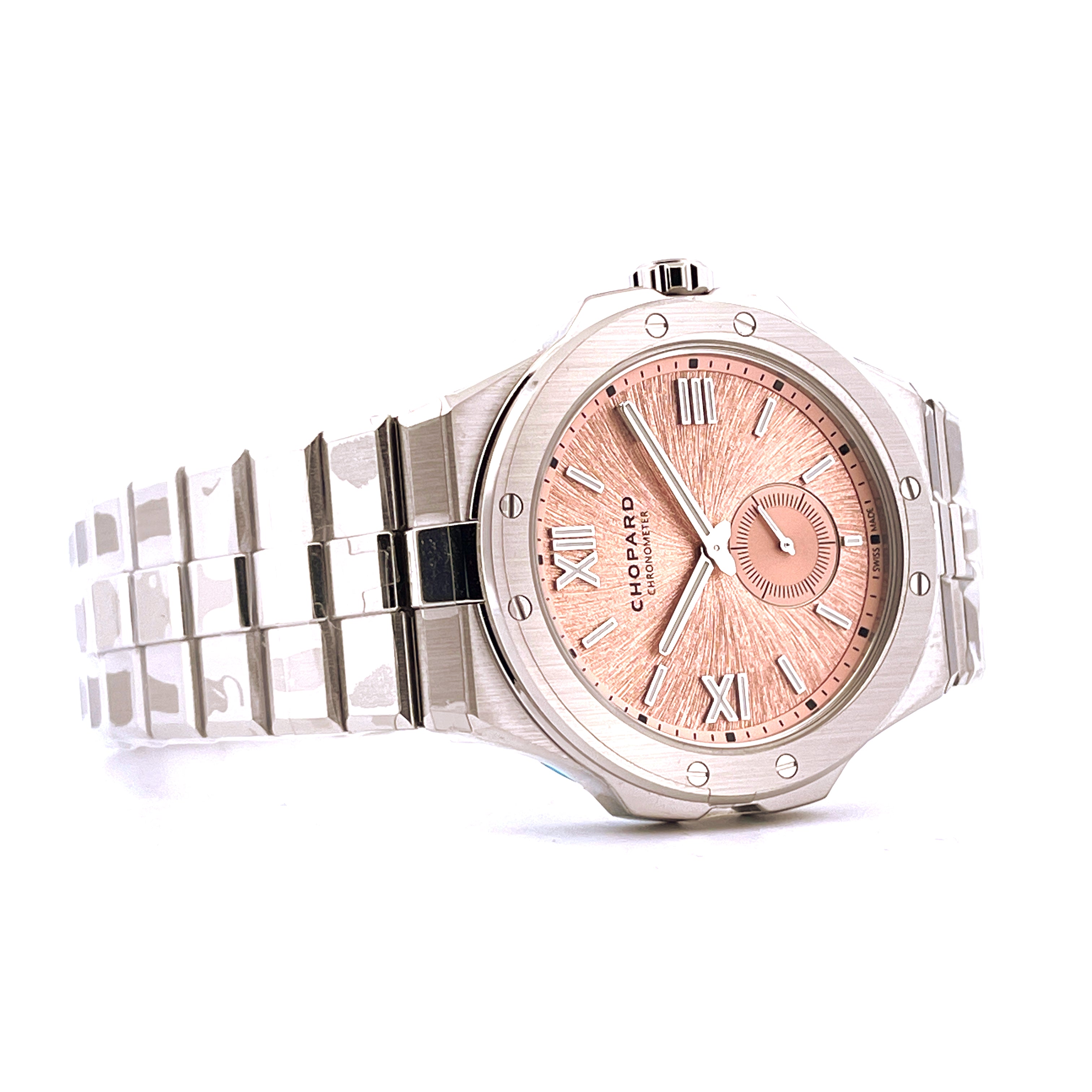 Chopard Alpine Eagle XPS Salmon aus Edelstahl mit rosafarbenem Zifferblatt in einer seitlichen Ansicht auf weißem Hintergrund