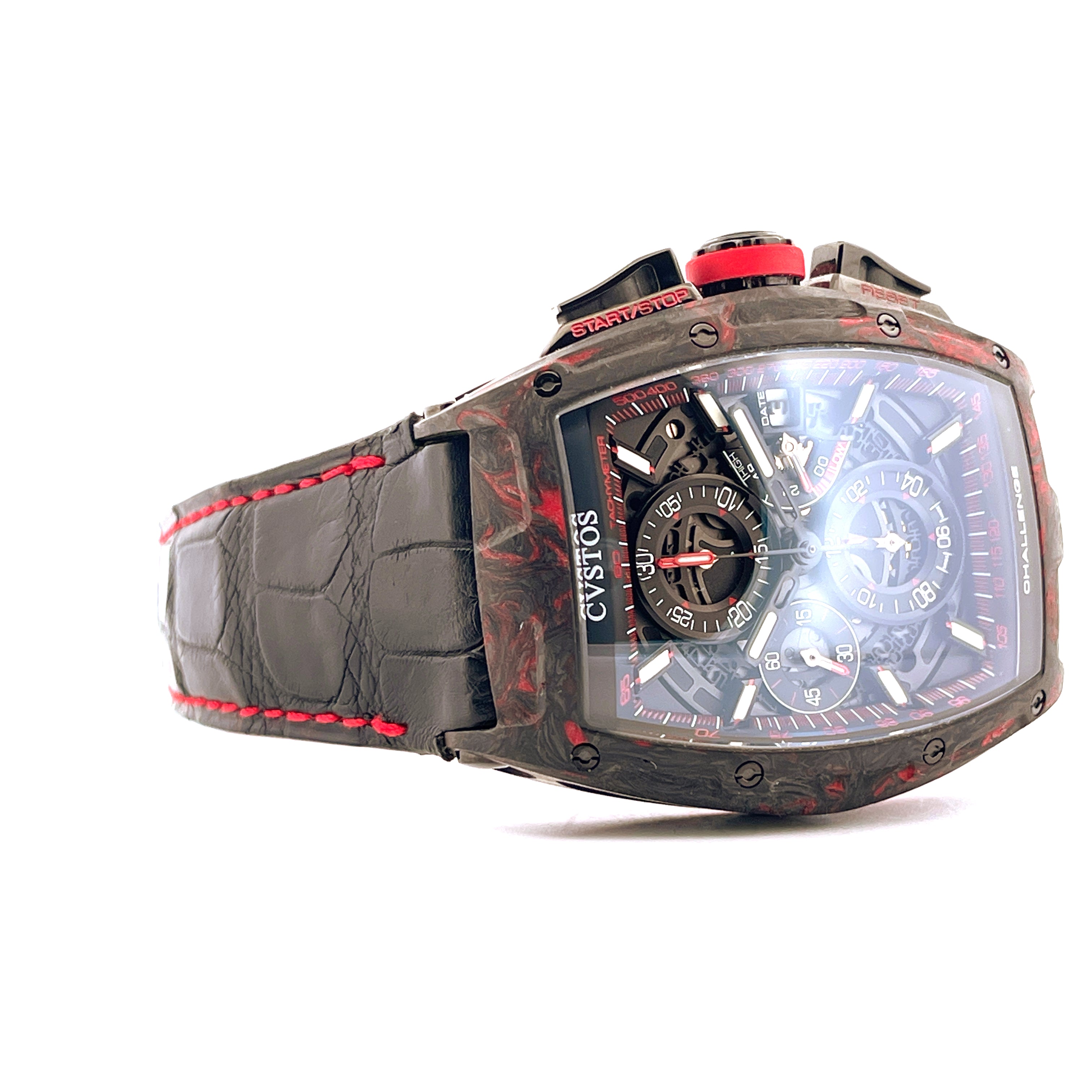 Cvstos Challenge Chrono II Red Armbanduhr aus Carbon mit Lederarmband und roten Akzenten von der Seite gesehen