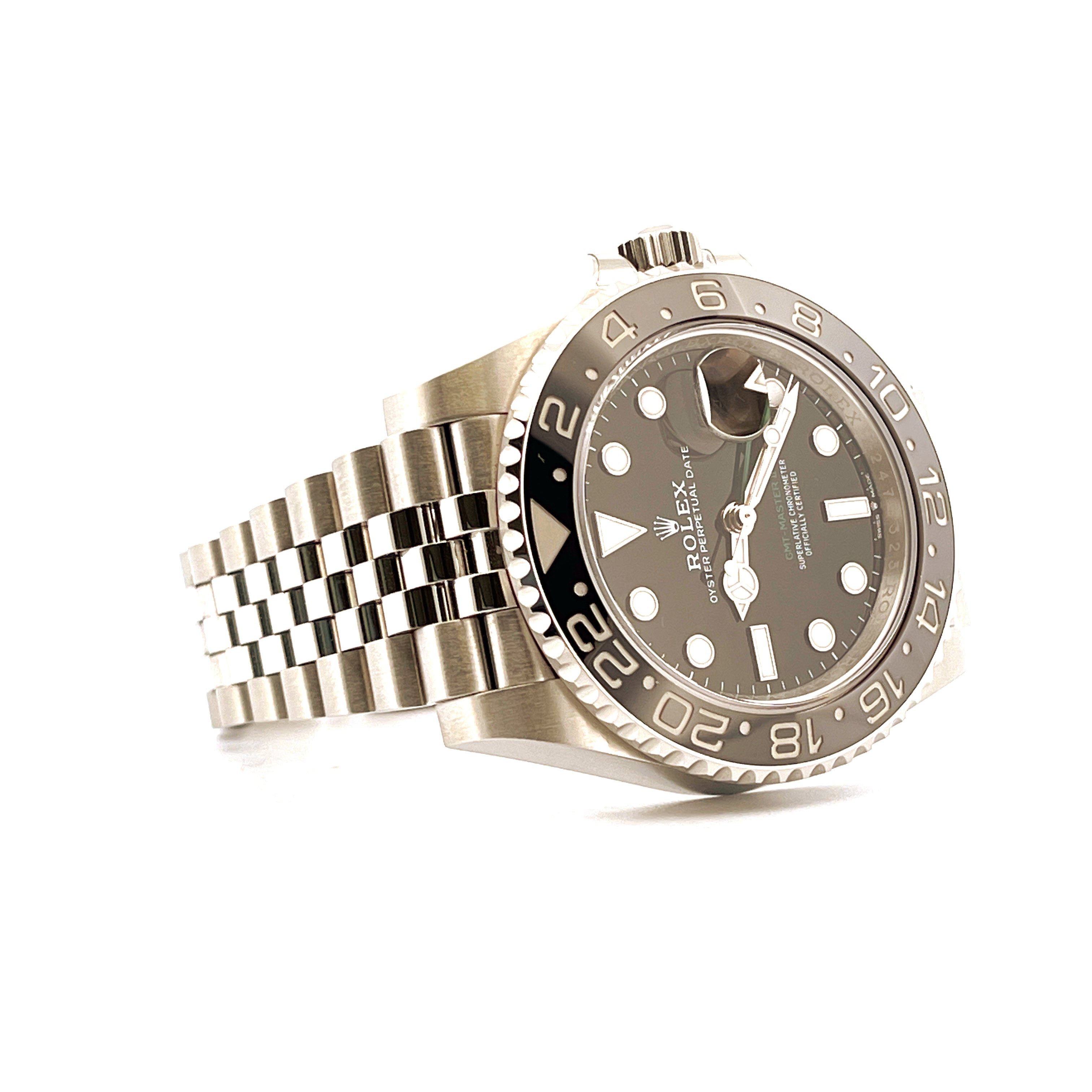 Rolex GMT-Master II Bruce Wayne aus Edelstahl mit schwarzem Zifferblatt und Jubilee-Armband im Profil auf weißem Hintergrund