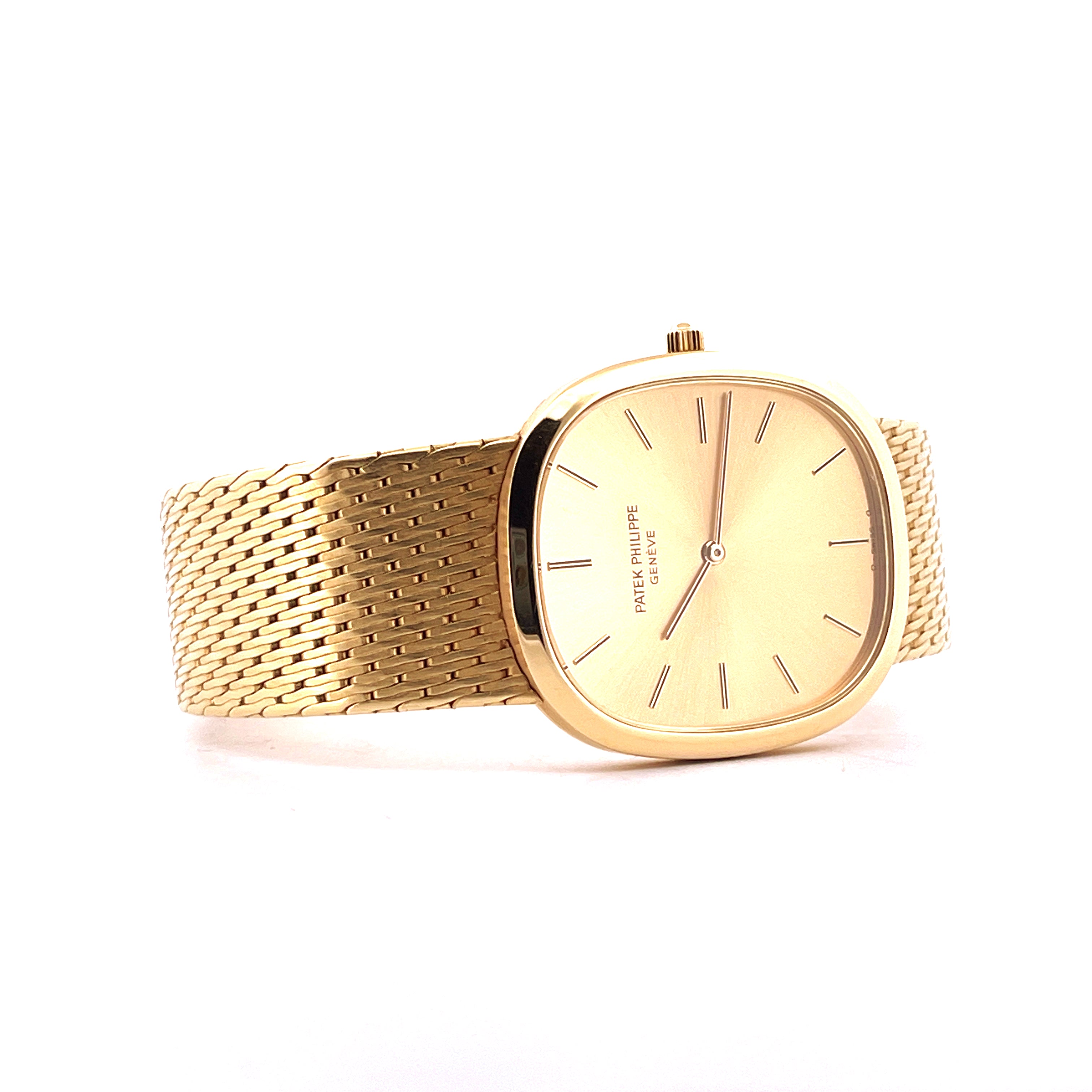 Patek Philippe Ellipse 36x31 mm Gelbgold Automatik Armbanduhr auf weißem Hintergrund