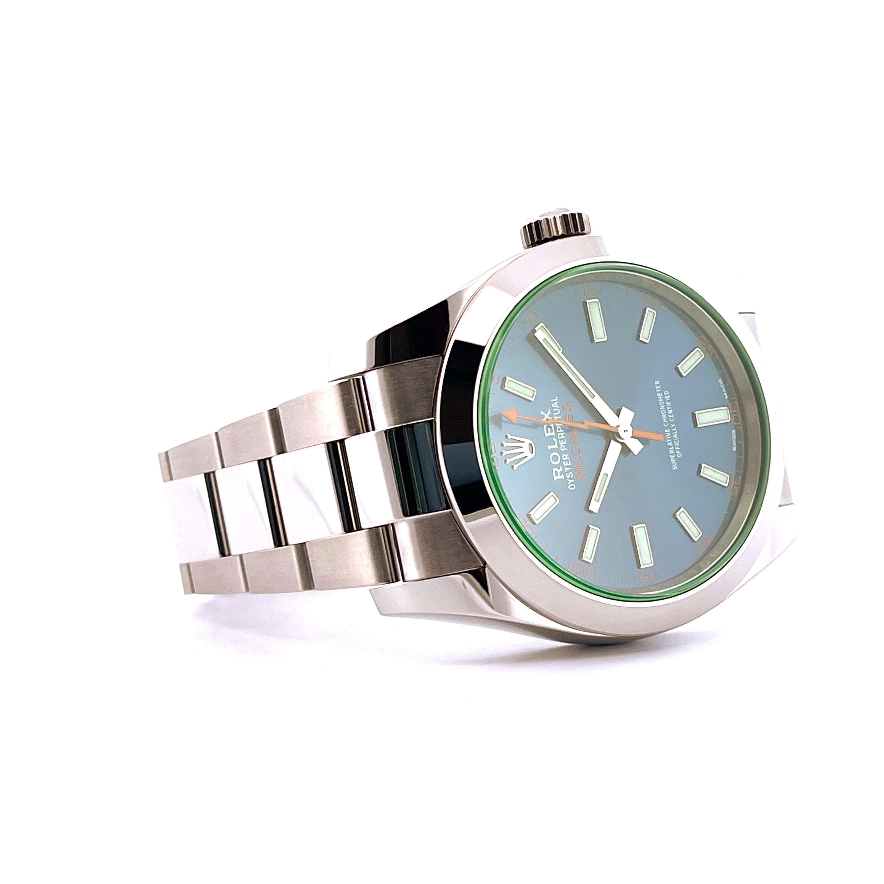 Rolex Milgauss mit blauem Zifferblatt und Stahlarmband auf weißem Hintergrund