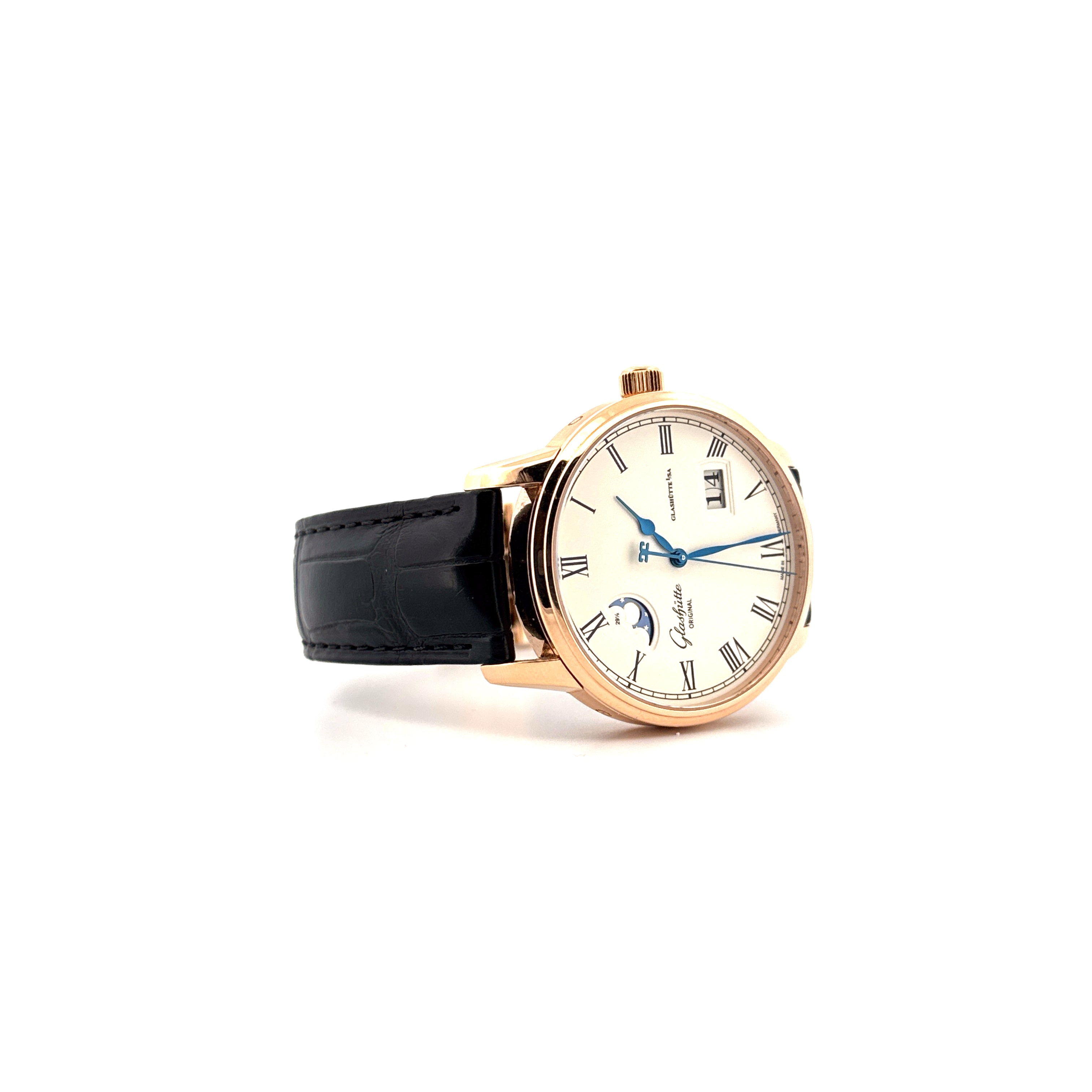 Glashütte Original Senator PanoMaticLunar Roségold mit schwarzem Lederarmband im Profil