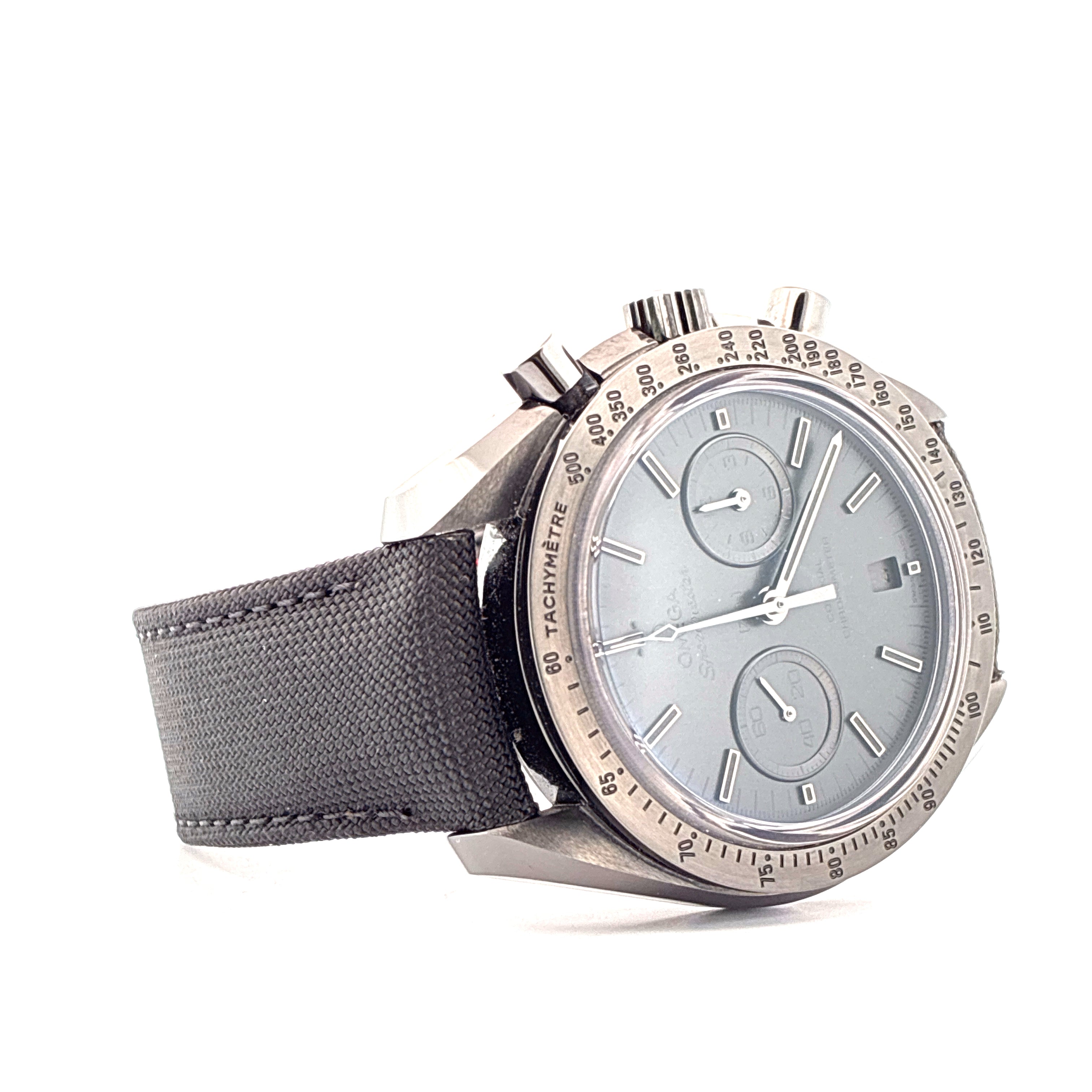 Omega Speedmaster Dark Side Of The Moon Automatik-Uhr mit grauer Keramik und Stoffarmband, Seitenansicht