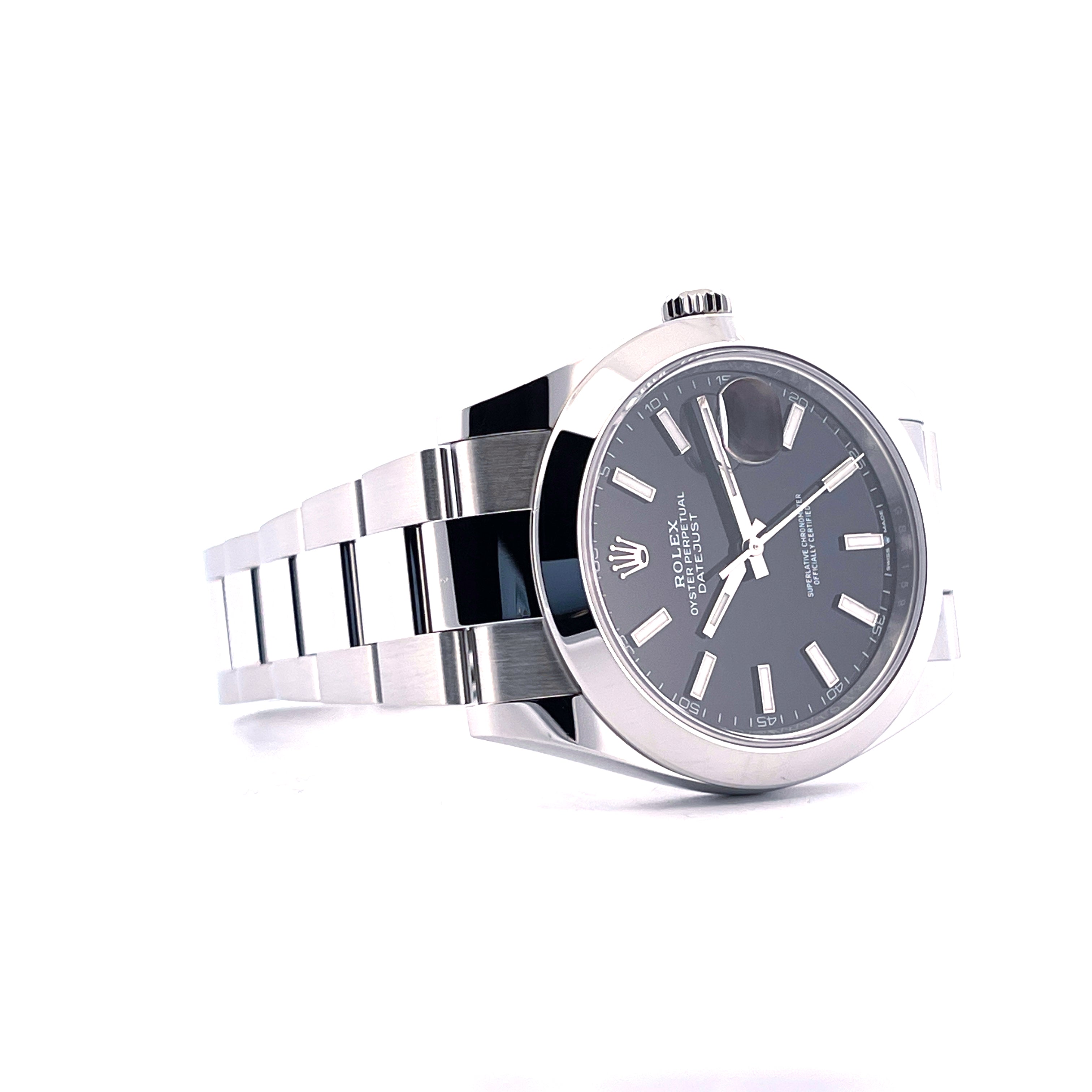 Rolex Datejust 41 mit schwarzem Zifferblatt und Oyster-Armband aus Edelstahl auf weißem Hintergrund
