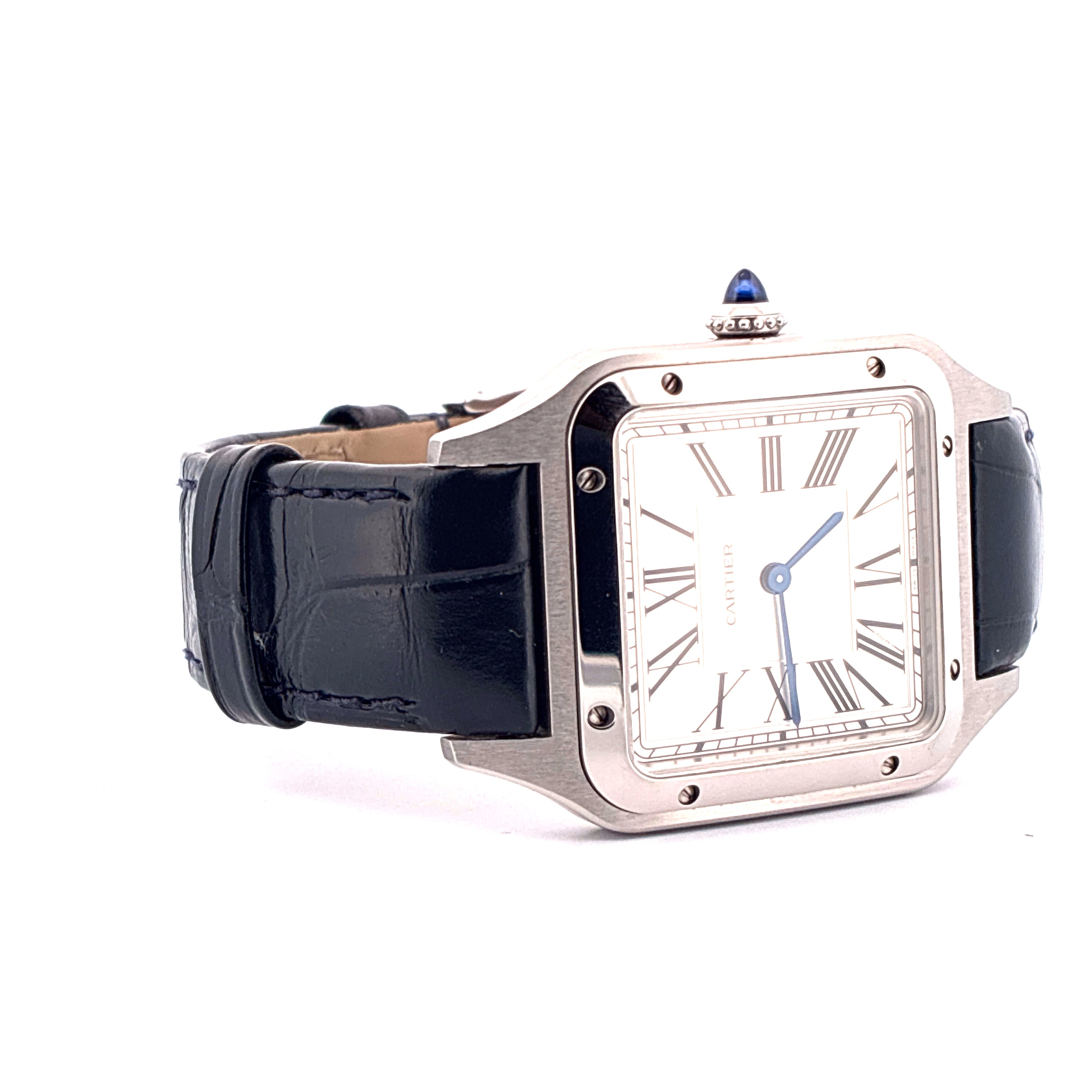 Cartier Santos Dumont mit silbernem Zifferblatt und blauem Lederarmband auf weißem Hintergrund