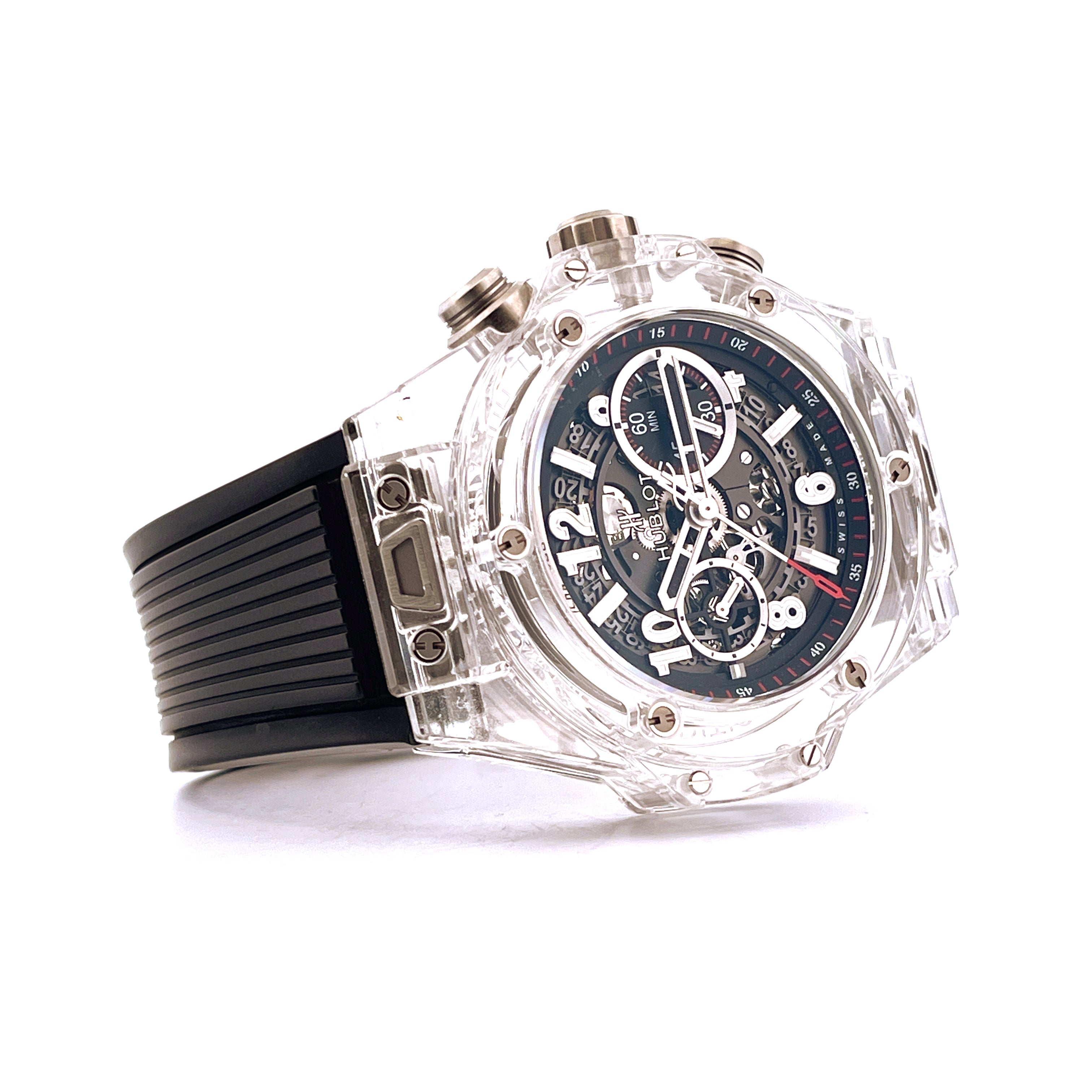 Hublot Big Bang Unico Magic Sapphire 45 mm Automatikuhr aus Saphirglas mit Kautschukband auf weißem Hintergrund