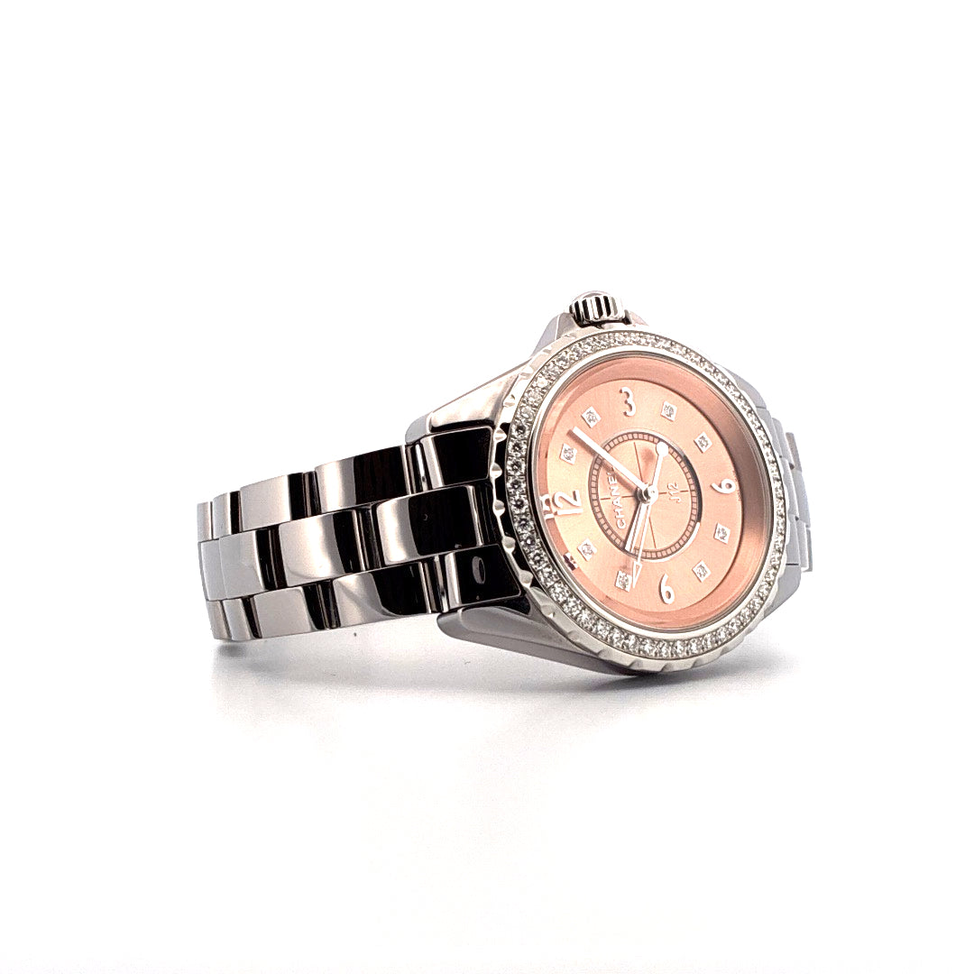 Chanel J12 33mm powder pink Quarz Uhr mit Diamantlünette und roséfarbenem Zifferblatt