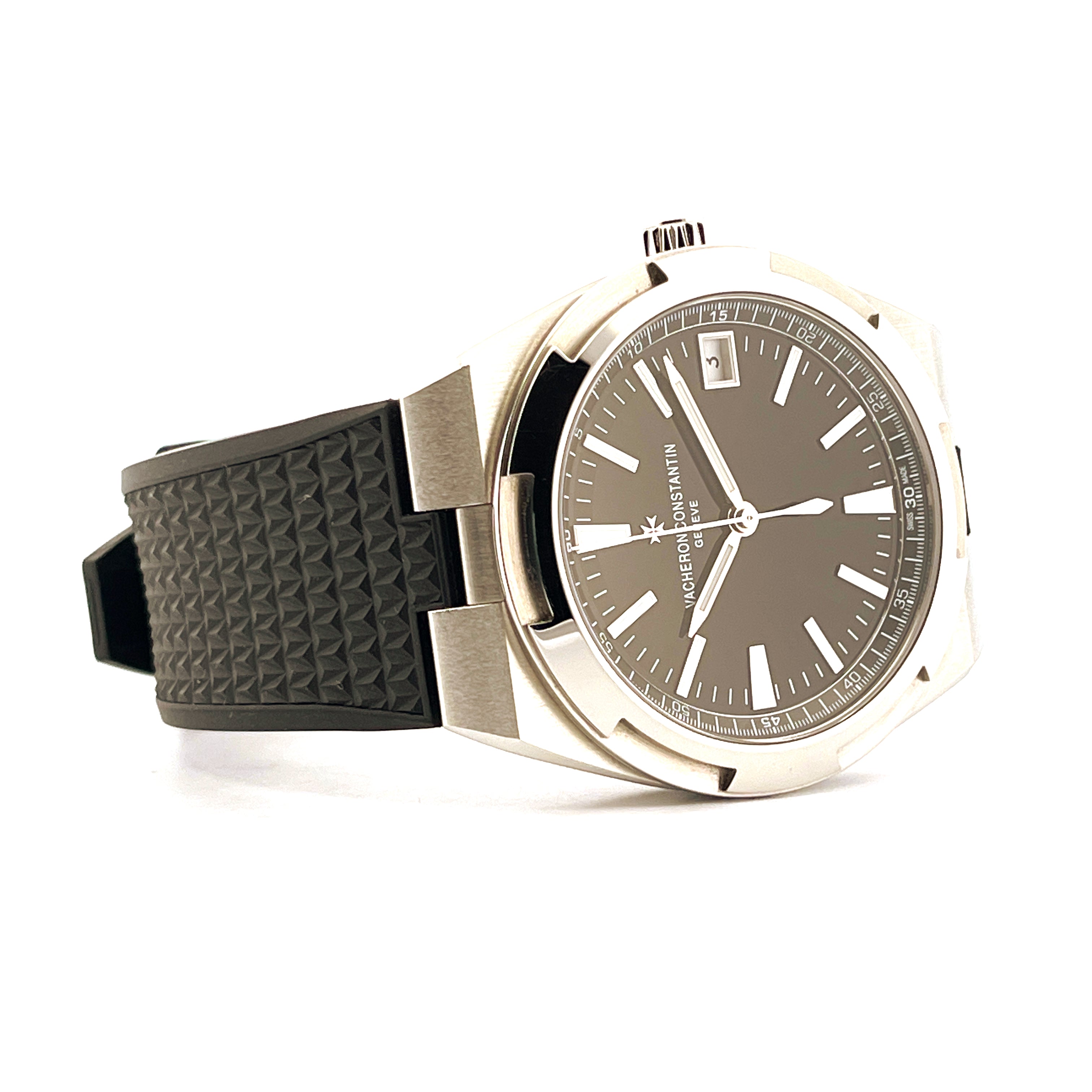 Vacheron Constantin Overseas 41 mm Edelstahl mit schwarzem Armband auf weißem Hintergrund