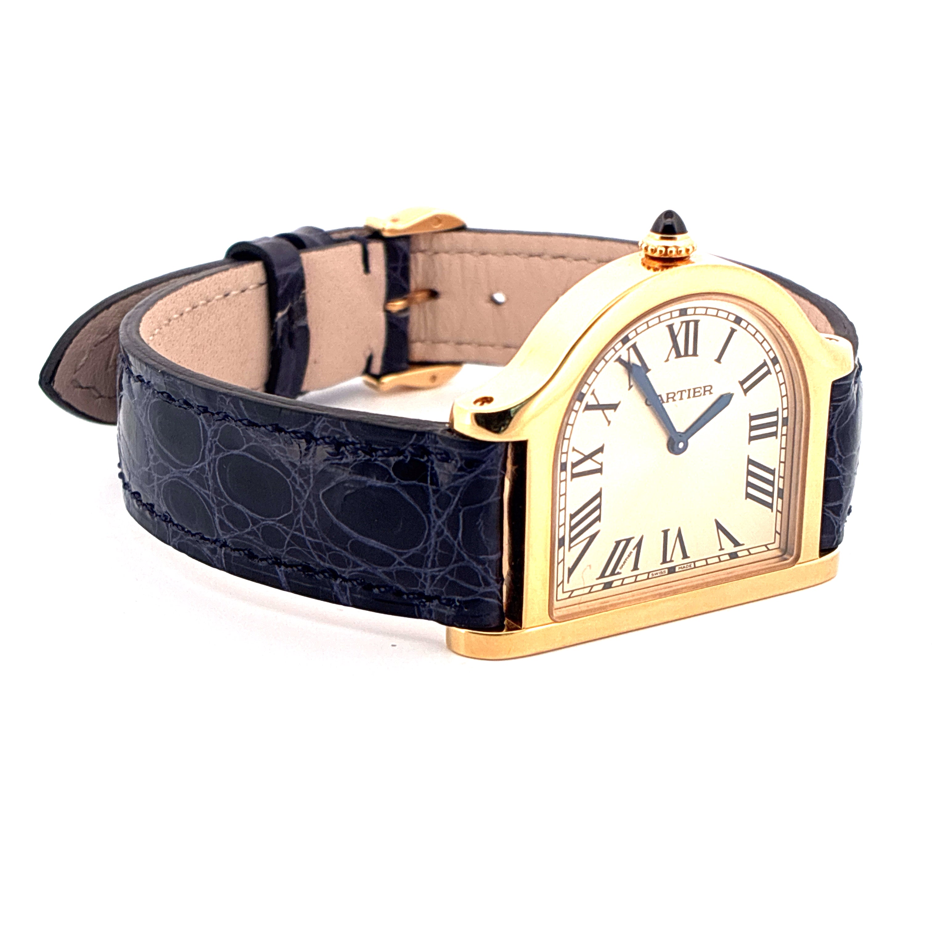 Cartier Cloche de Cartier Uhr aus Gelbgold mit blauem Lederarmband auf weißem Hintergrund