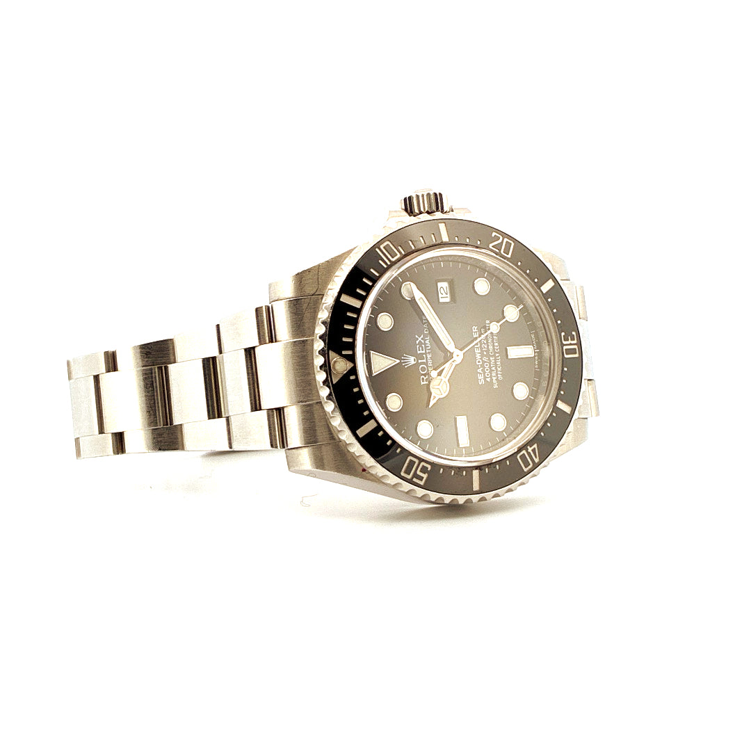 Rolex Sea-Dweller 4000 aus Edelstahl mit schwarzer Lünette und grauem Zifferblatt aus der Vogelperspektive mit hellem Hintergrund