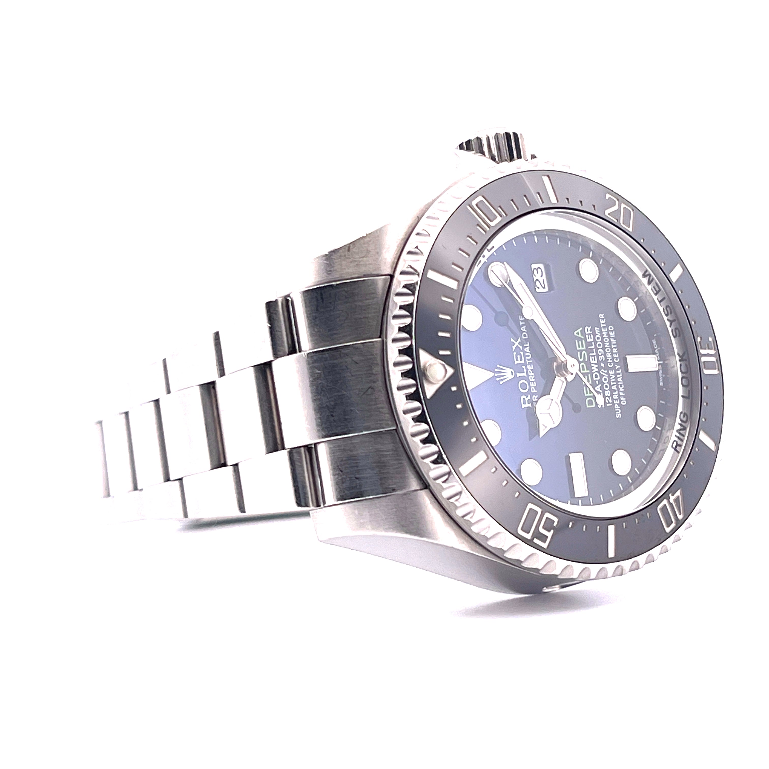 Rolex Deepsea Sea-Dweller James Cameron aus Stahl, auf der Seite liegend auf weißem Hintergrund