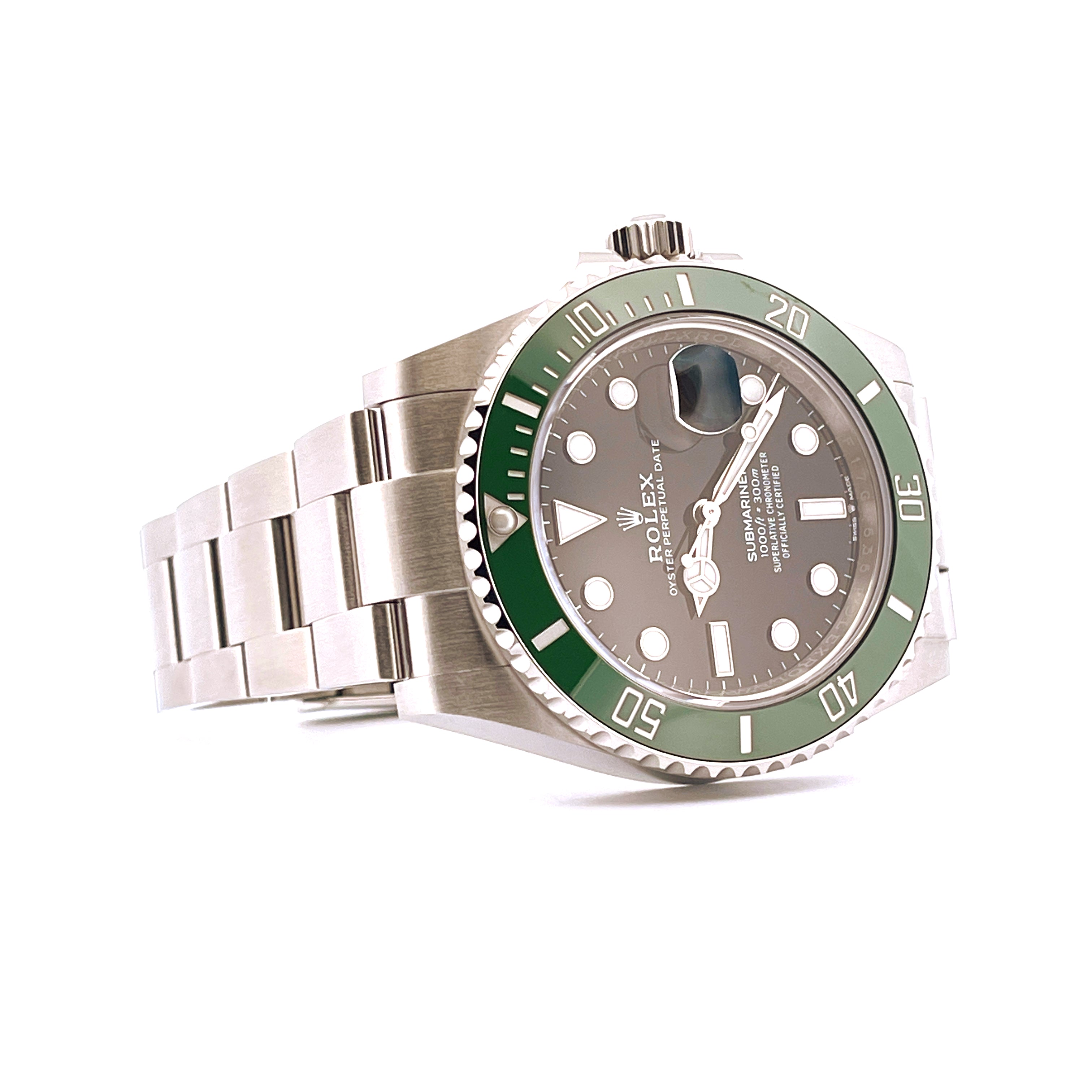 Eine Rolex Submariner Date Starbucks 2023 mit grünem Keramik-Zifferblatt im Profil auf weißem Hintergrund