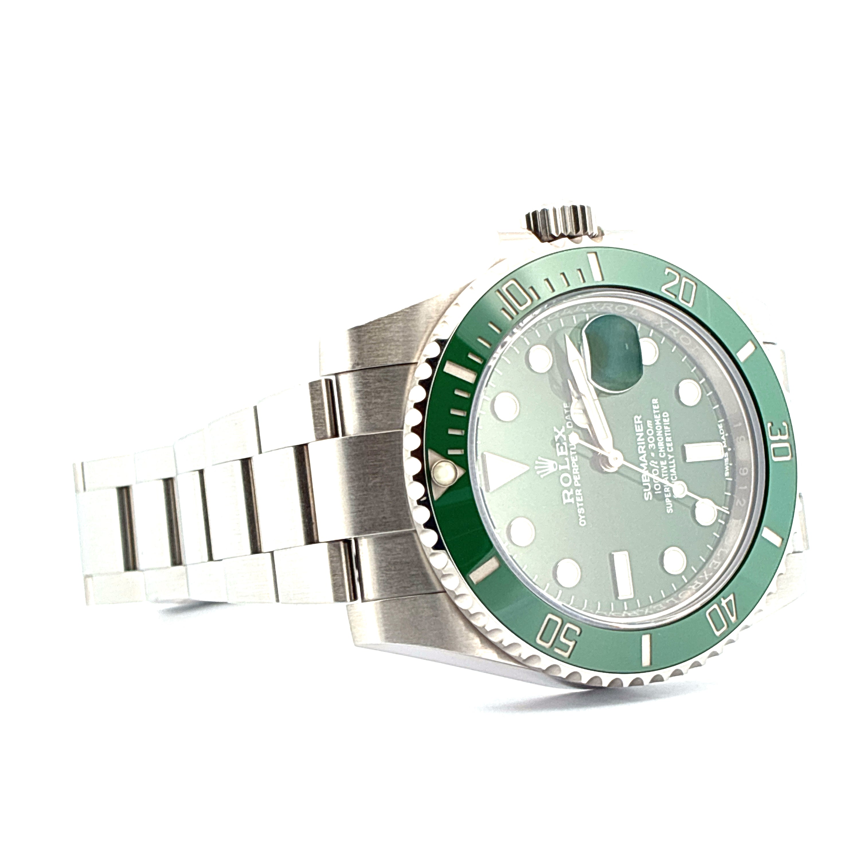Rolex Submariner Hulk im Stahlgehäuse mit grünem Zifferblatt und Lünette in Seitenansicht auf weißem Hintergrund