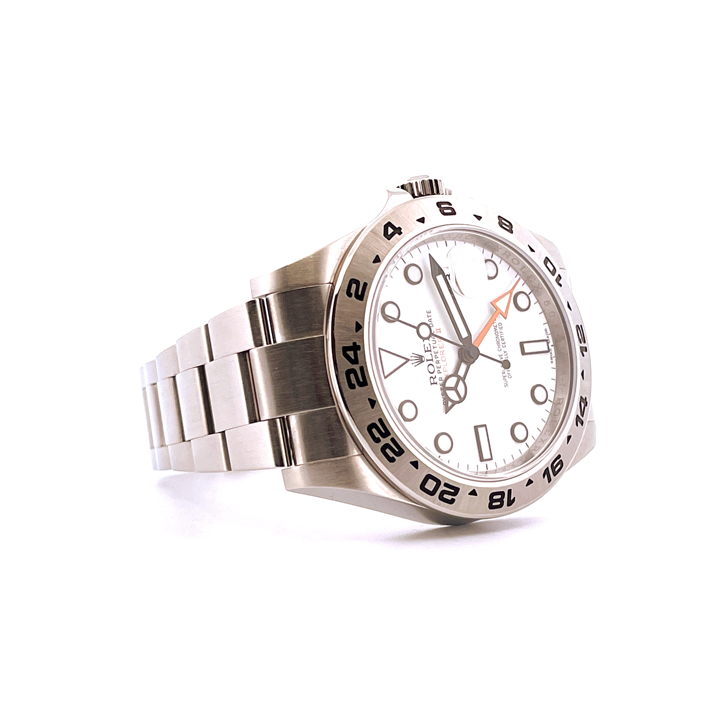Rolex Explorer II Polar Dial aus Stahl, Seitenansicht, mit weissem Zifferblatt, schwarzer Luenette mit 24-Stunden-Anzeige und Stahlarmband