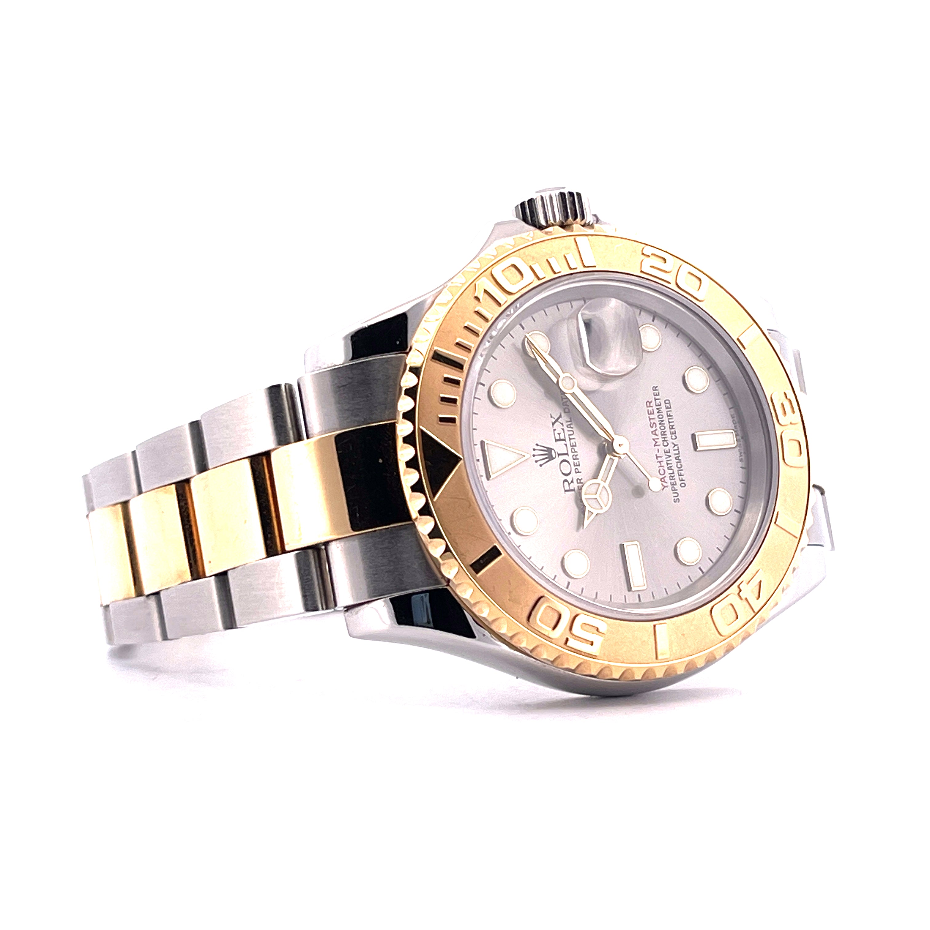 Rolex Yacht-Master 16623 im Detail mit Gelbgold-Lünette und bicolor Armband auf weißem Hintergrund