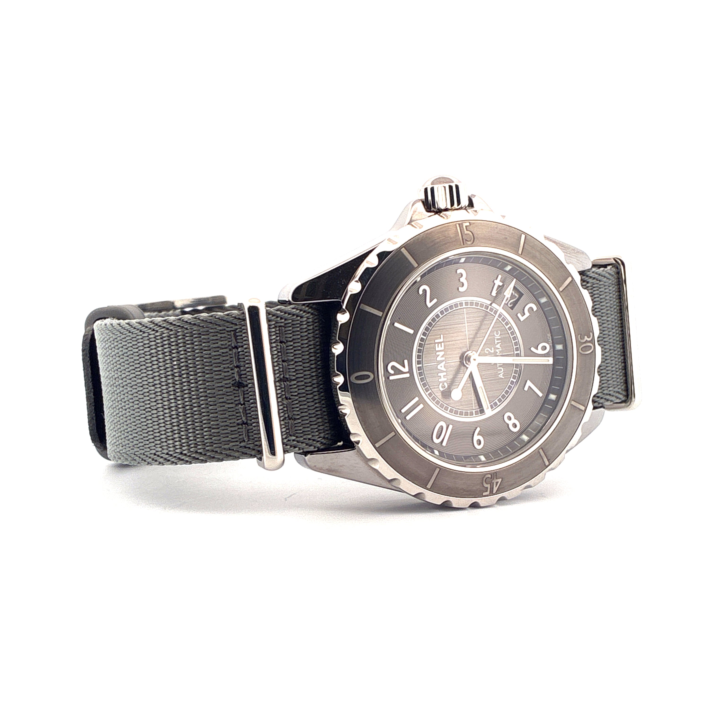 Chanel J12-g10 Keramikuhr mit grauem Stoffband von der Seite mit weißen Ziffern