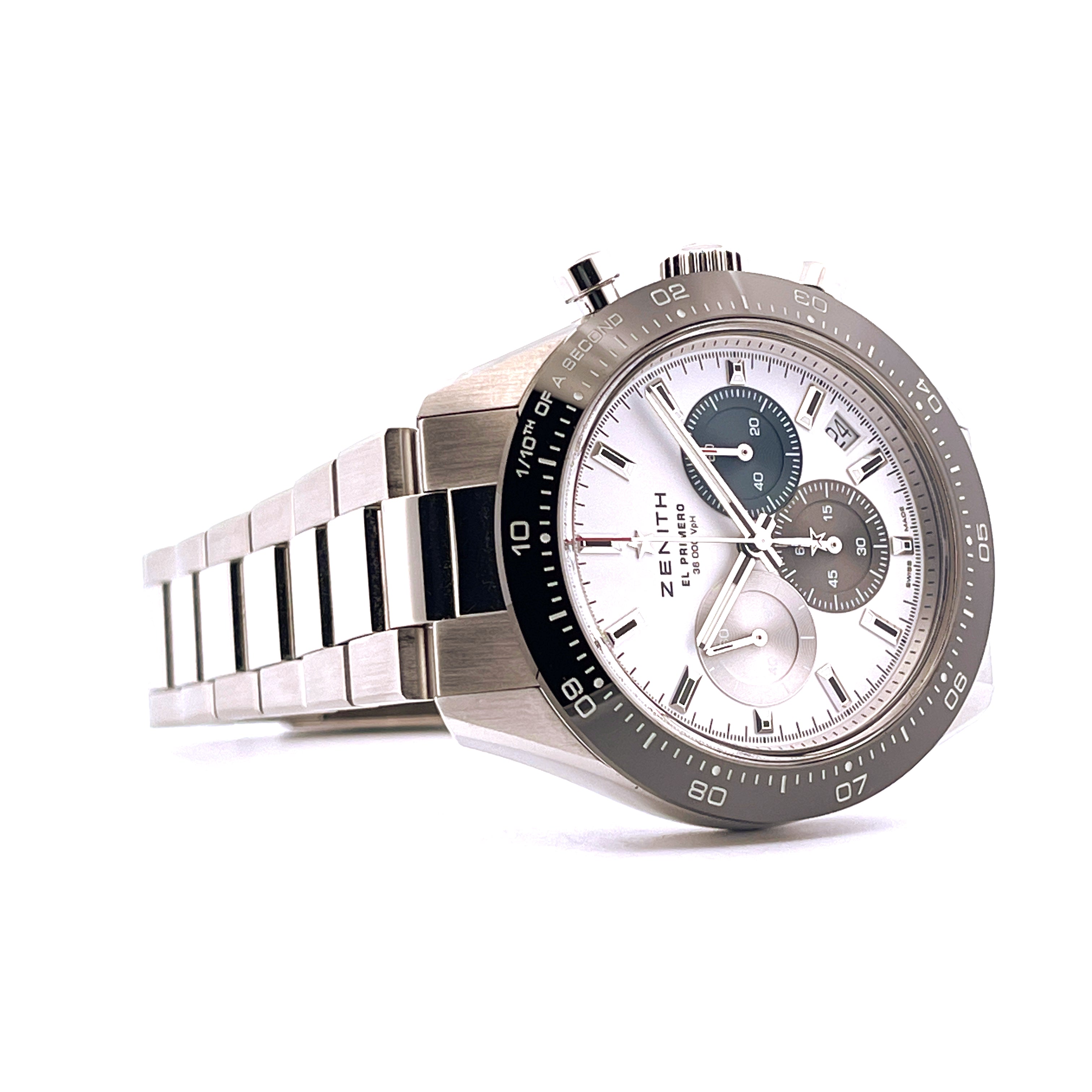 Zenith Chronomaster Sport 41mm Edelstahl auf weißem Hintergrund von der Seite, mit sichtbarem Chronographen-Zifferblatt un…