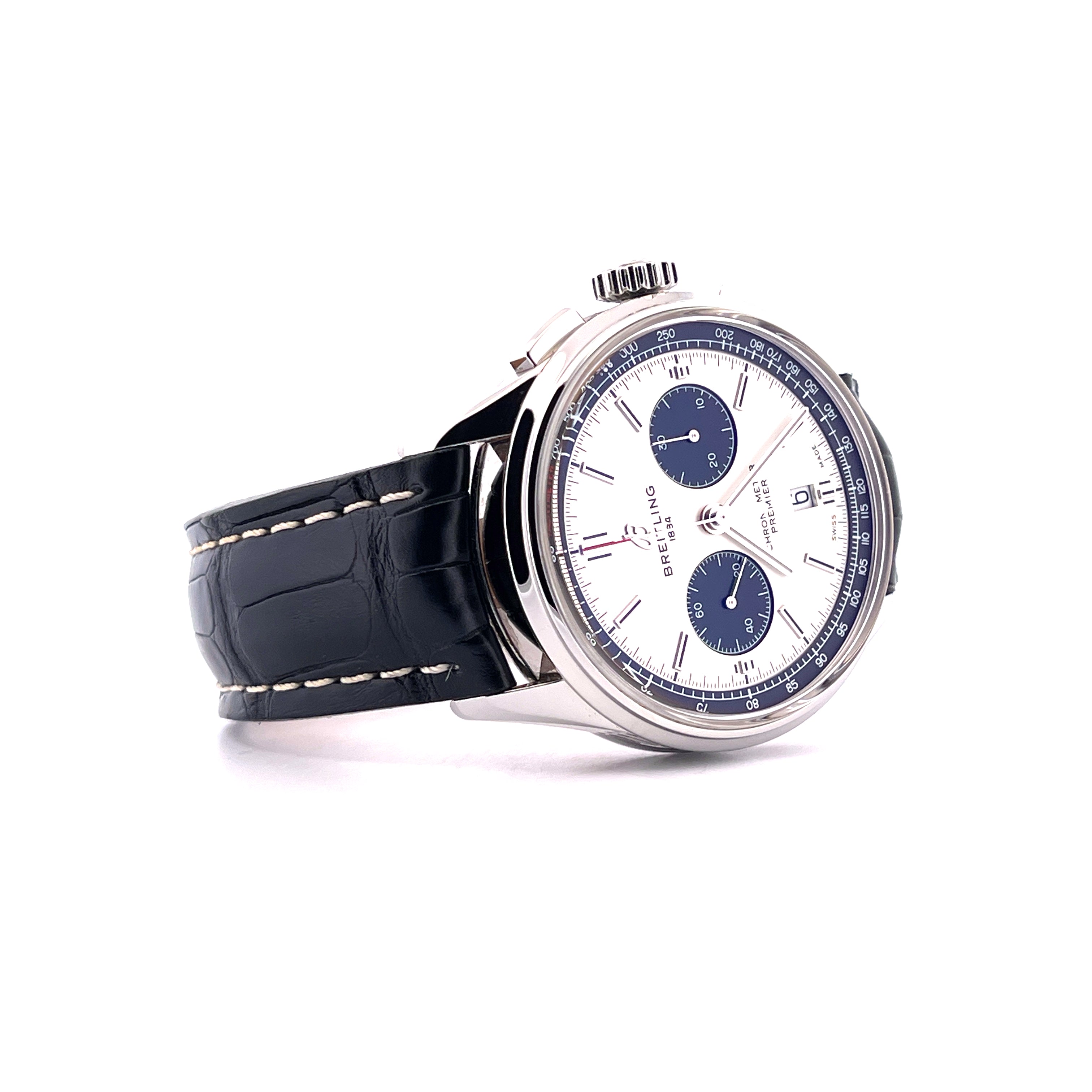 Breitling Premier B01 Chronograph 42 Panda Automatik-Uhr mit schwarzem Lederarmband im Profil auf weißem Hintergrund